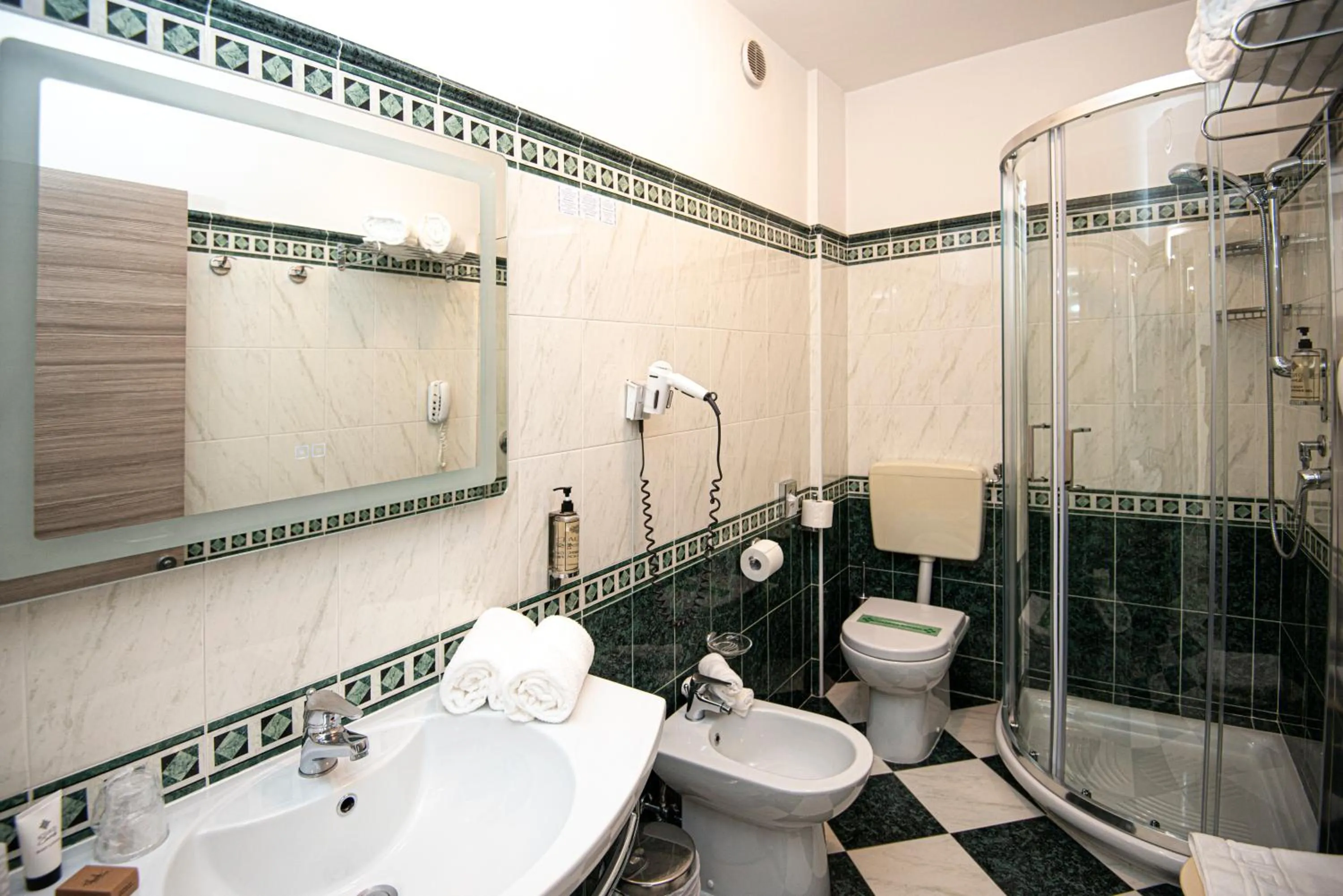 Shower in Hotel Savoy