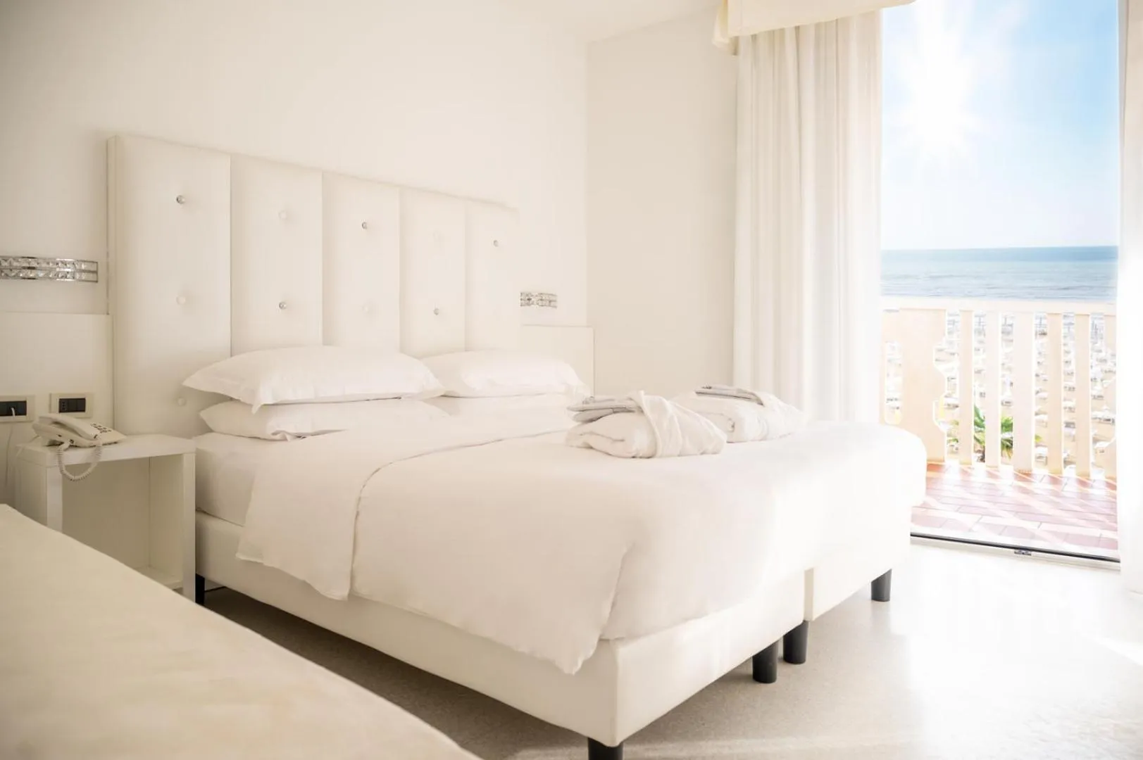 Balcony/Terrace, Bed in Hotel Savoy