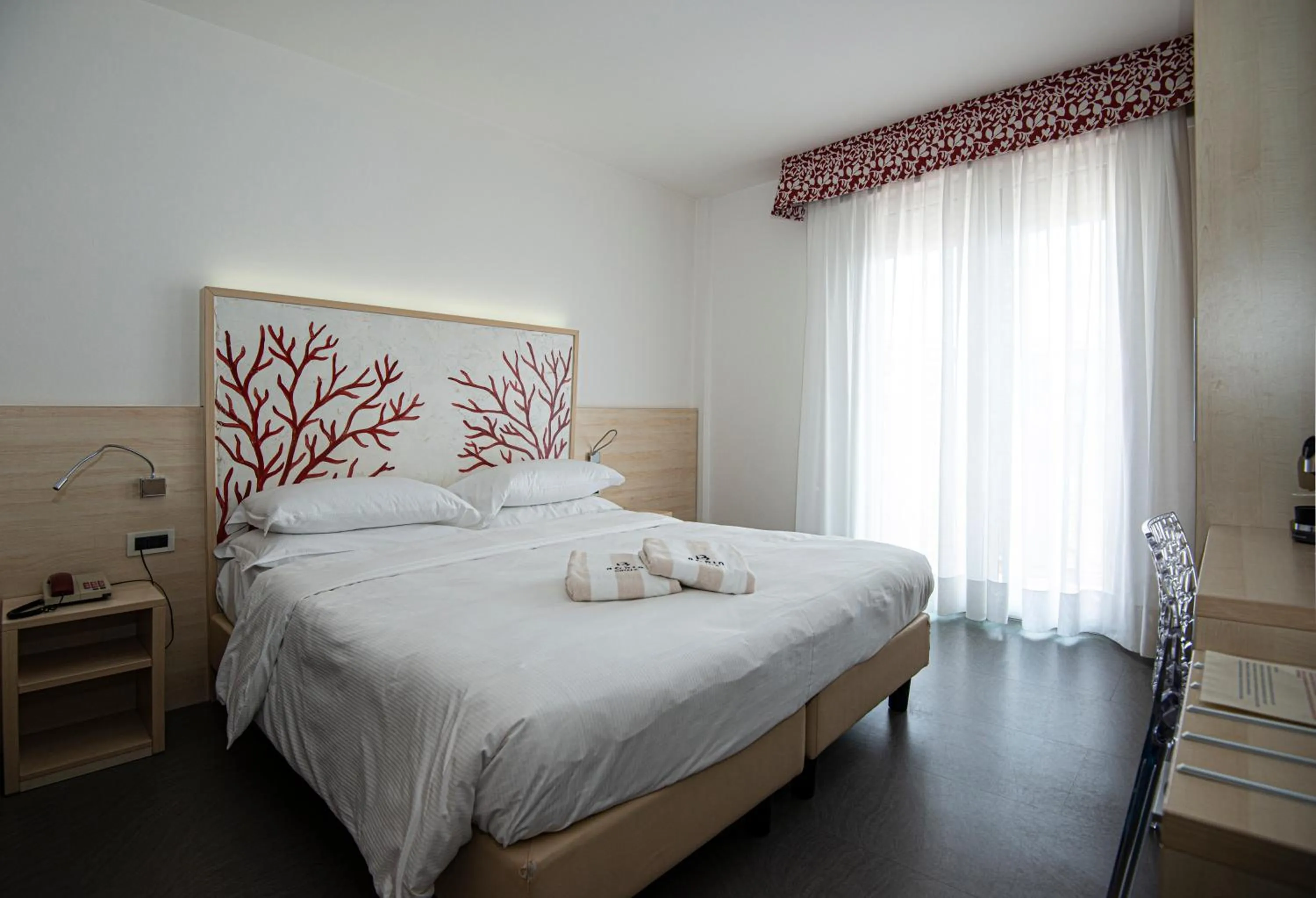 Summer, Bed in Hotel Savoy