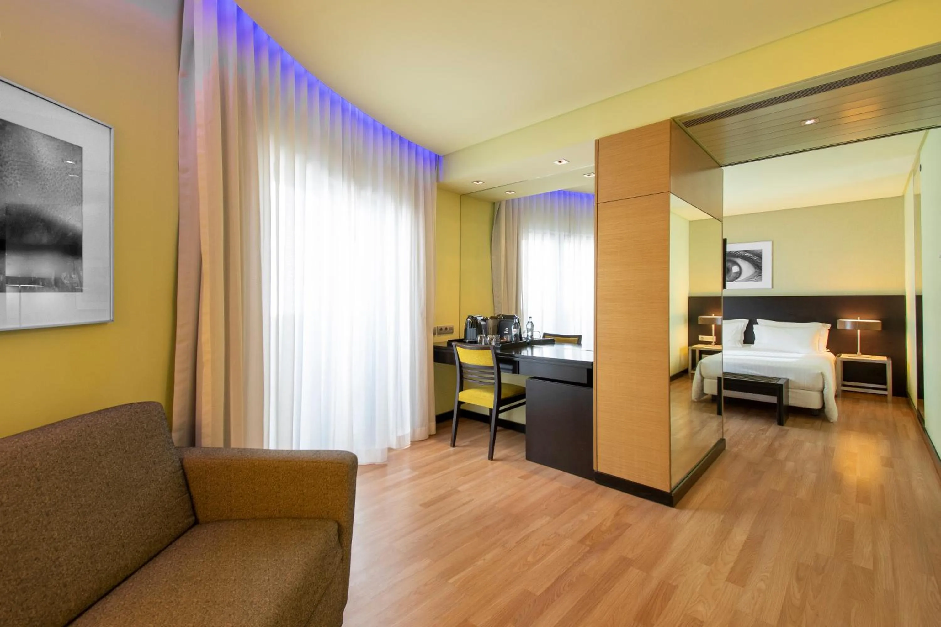 Living room, Bed in SANA Capitol Hotel