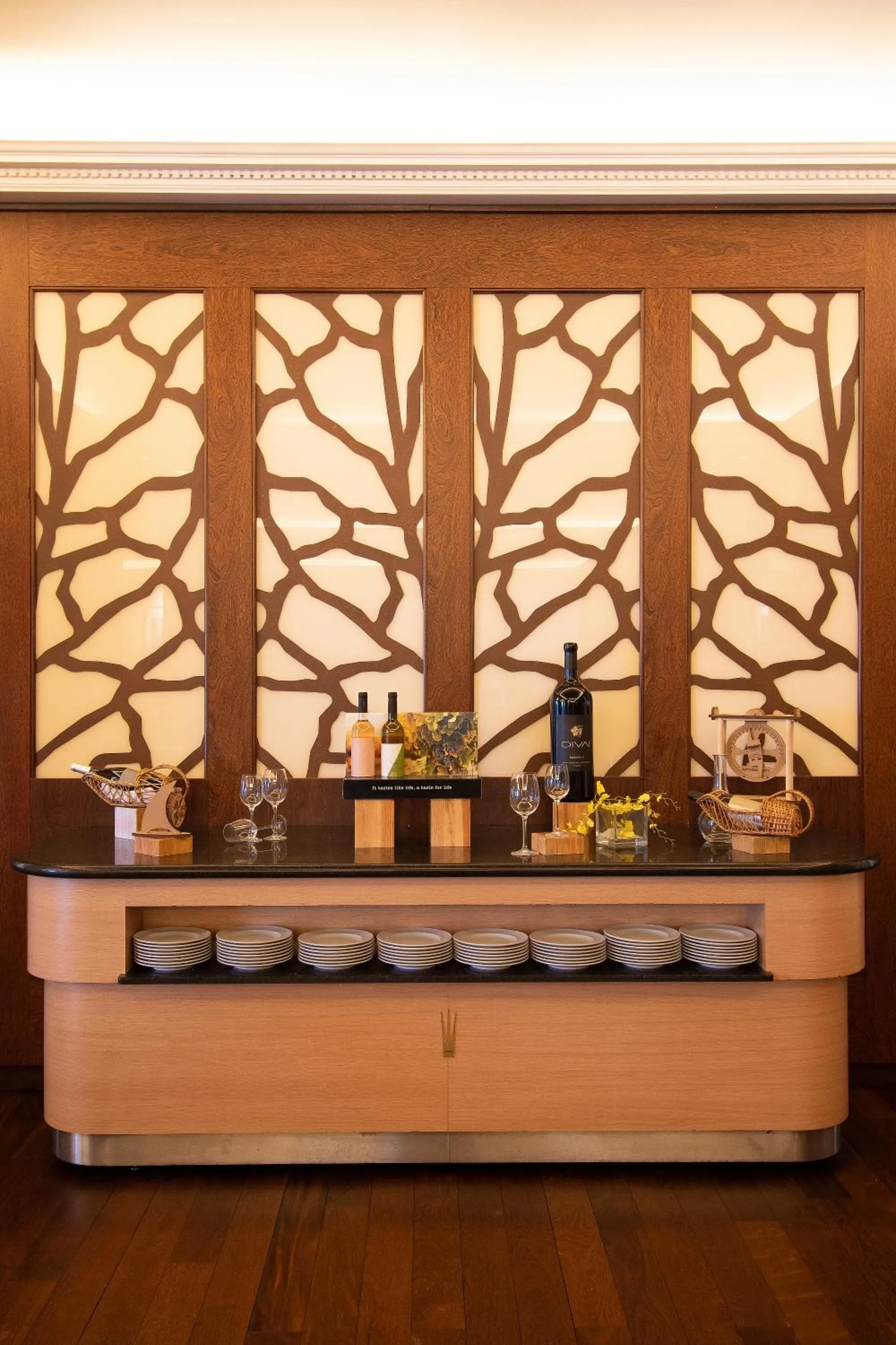 Restaurant/places to eat in SANA Metropolitan Hotel