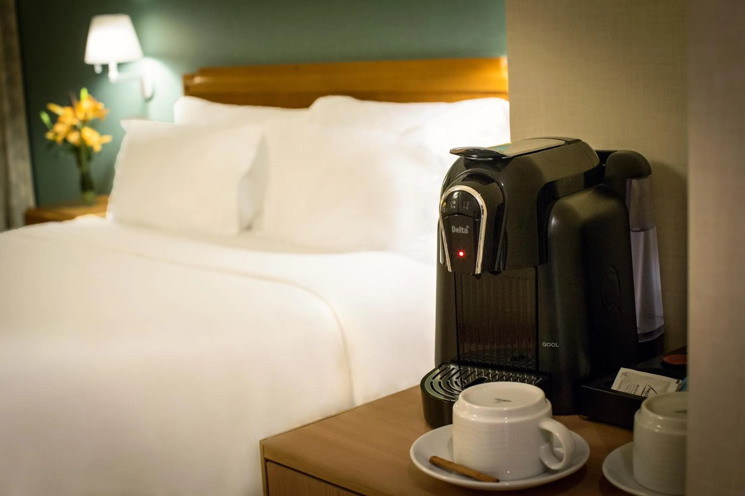 Coffee/tea facilities, Bed in SANA Metropolitan Hotel
