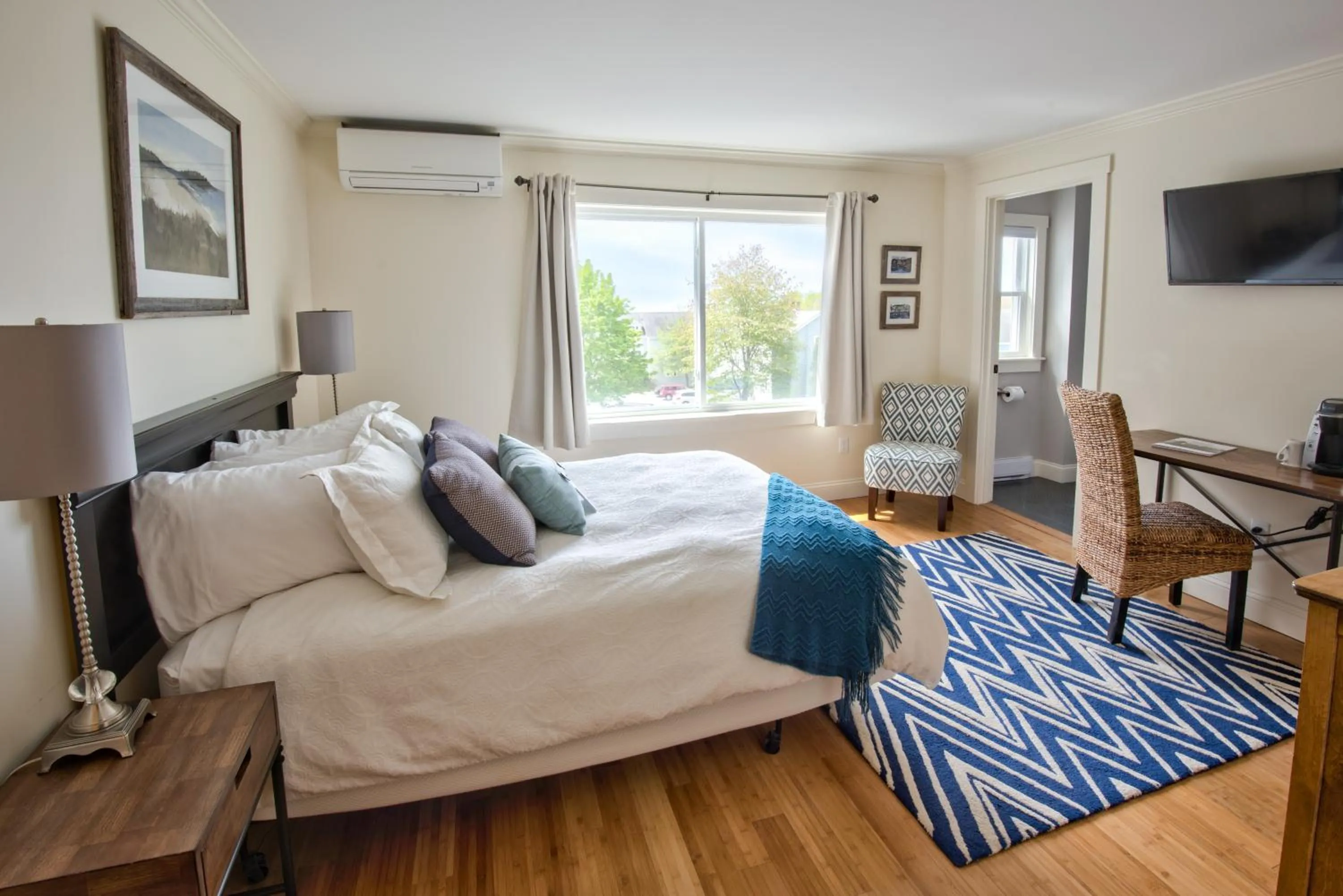 Photo of the whole room, Bed in The Nonantum Resort