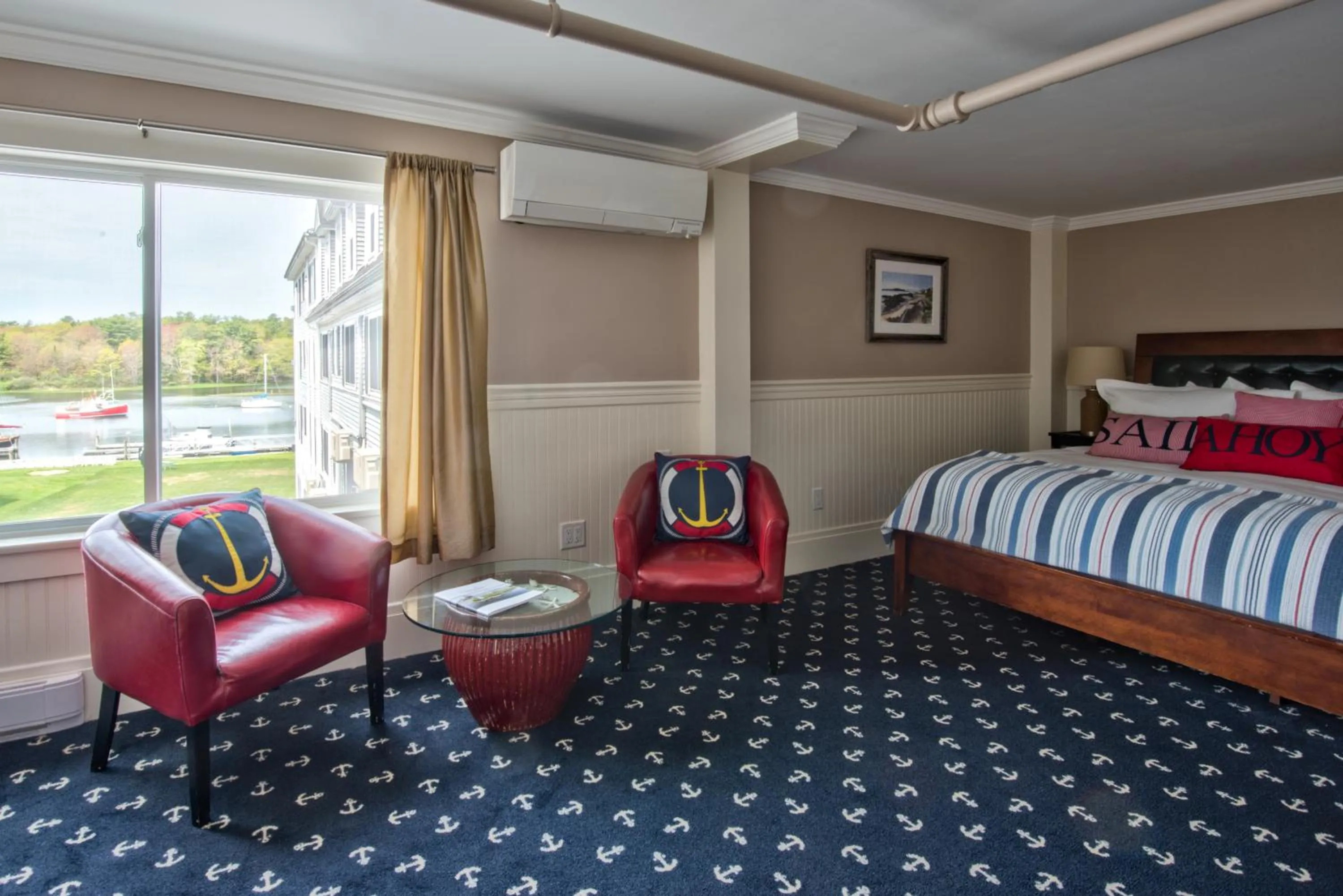 Living room, Bed in The Nonantum Resort