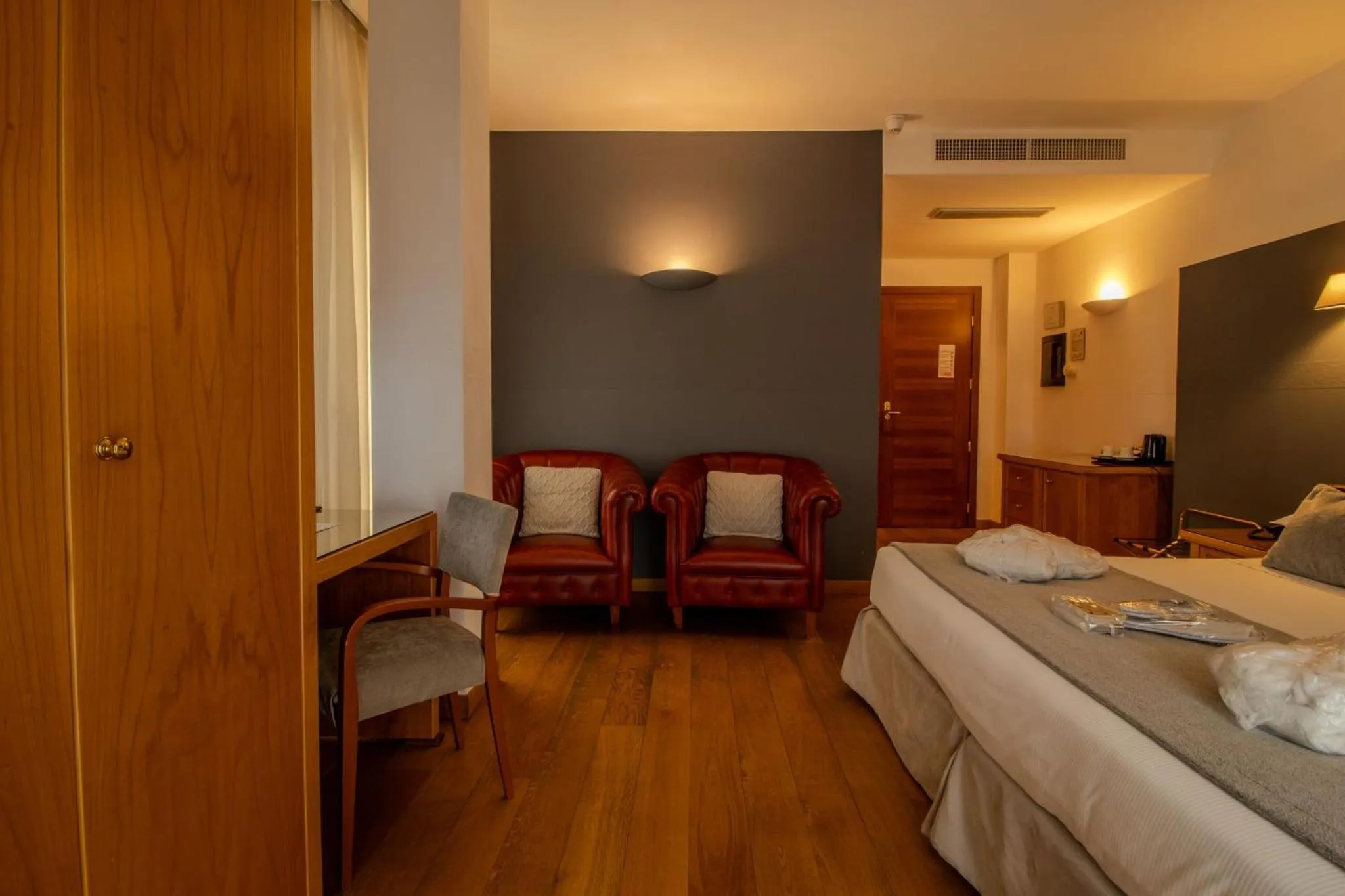 Seating area, Bed in Paradise Hotel & Wellness