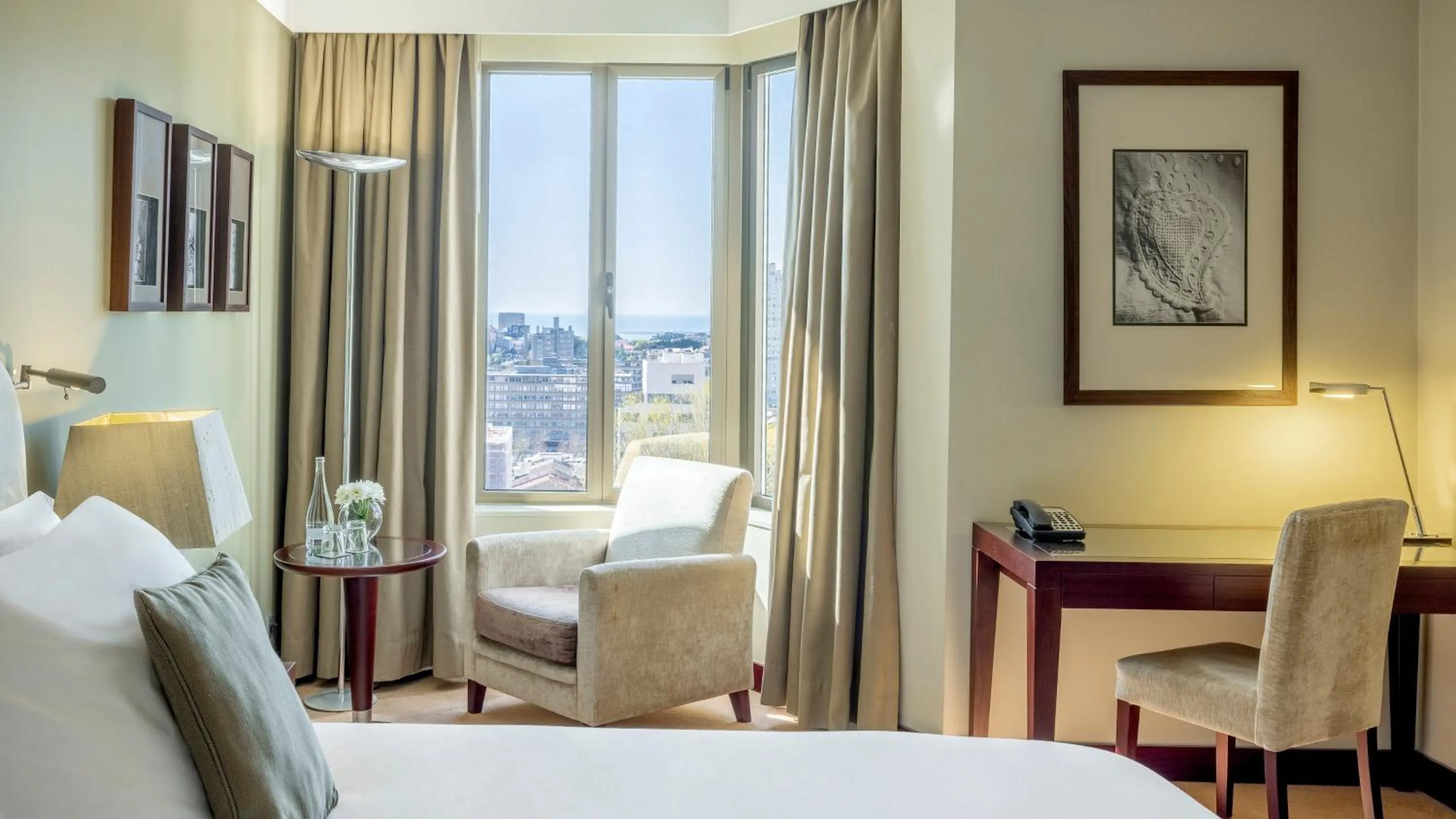 Photo of the whole room, Bed in Crowne Plaza Porto by IHG