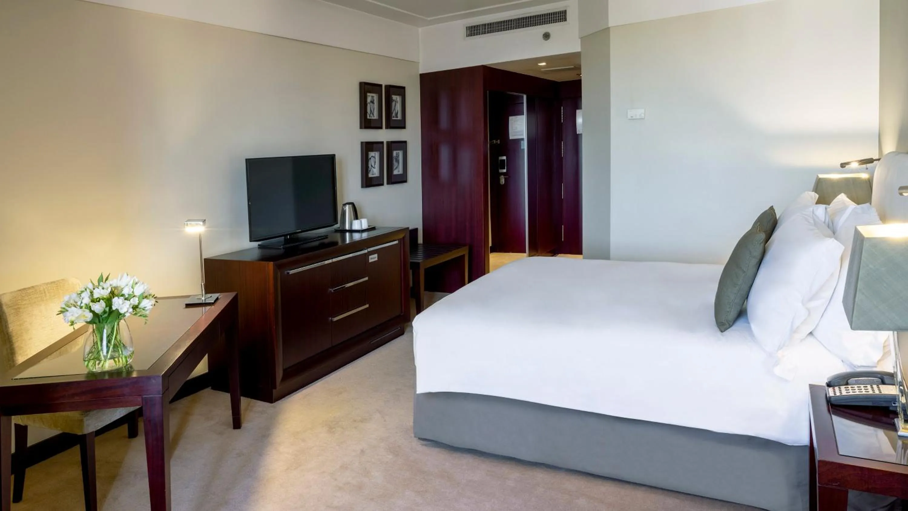 Photo of the whole room, Bed in Crowne Plaza Porto by IHG