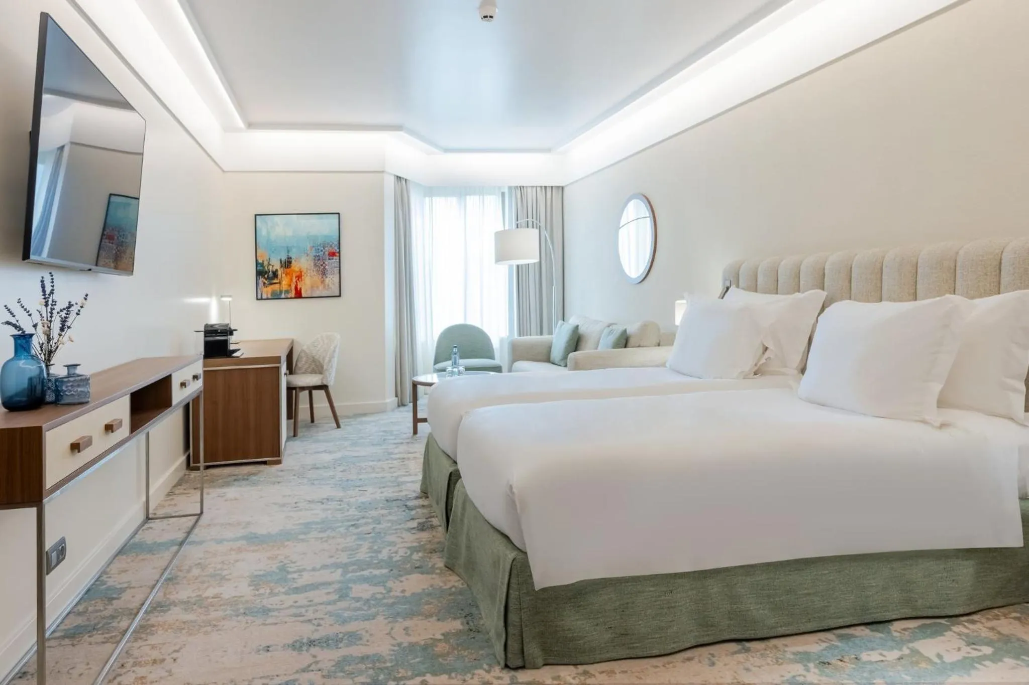 Photo of the whole room, Bed in Crowne Plaza Porto by IHG