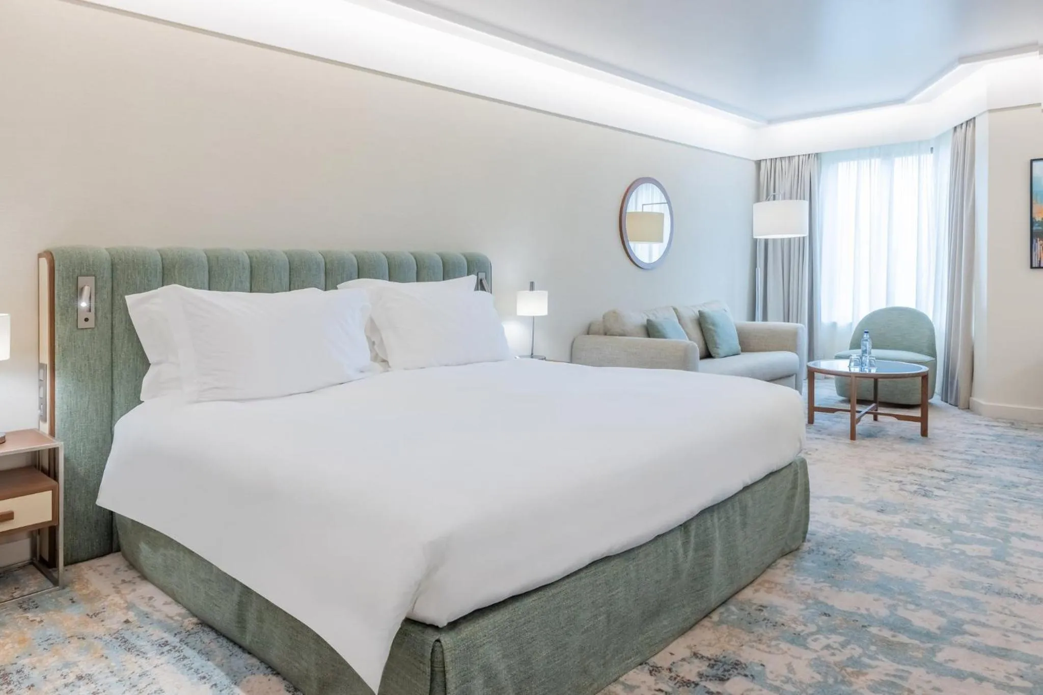 Photo of the whole room, Bed in Crowne Plaza Porto by IHG