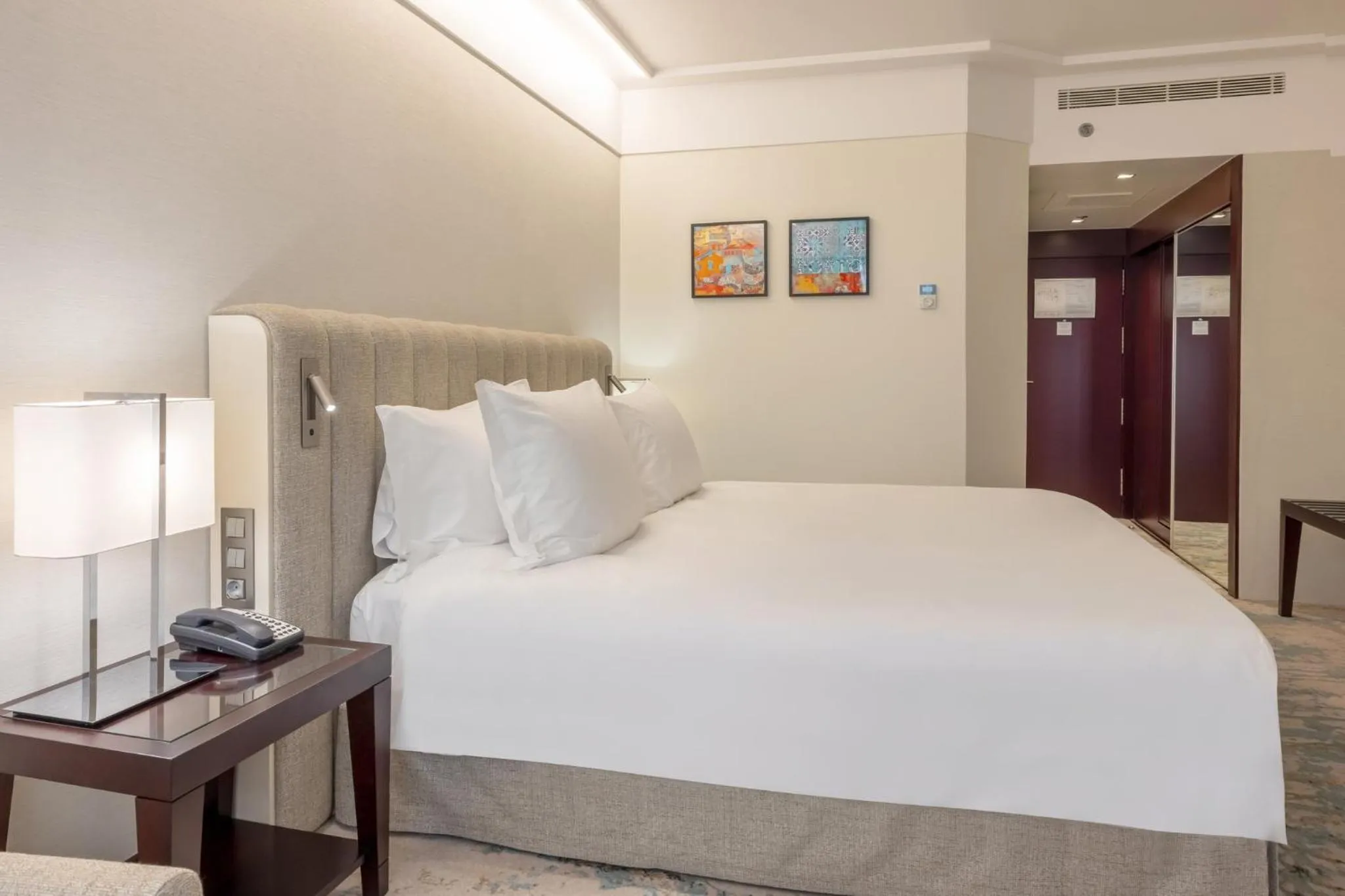 Photo of the whole room, Bed in Crowne Plaza Porto by IHG