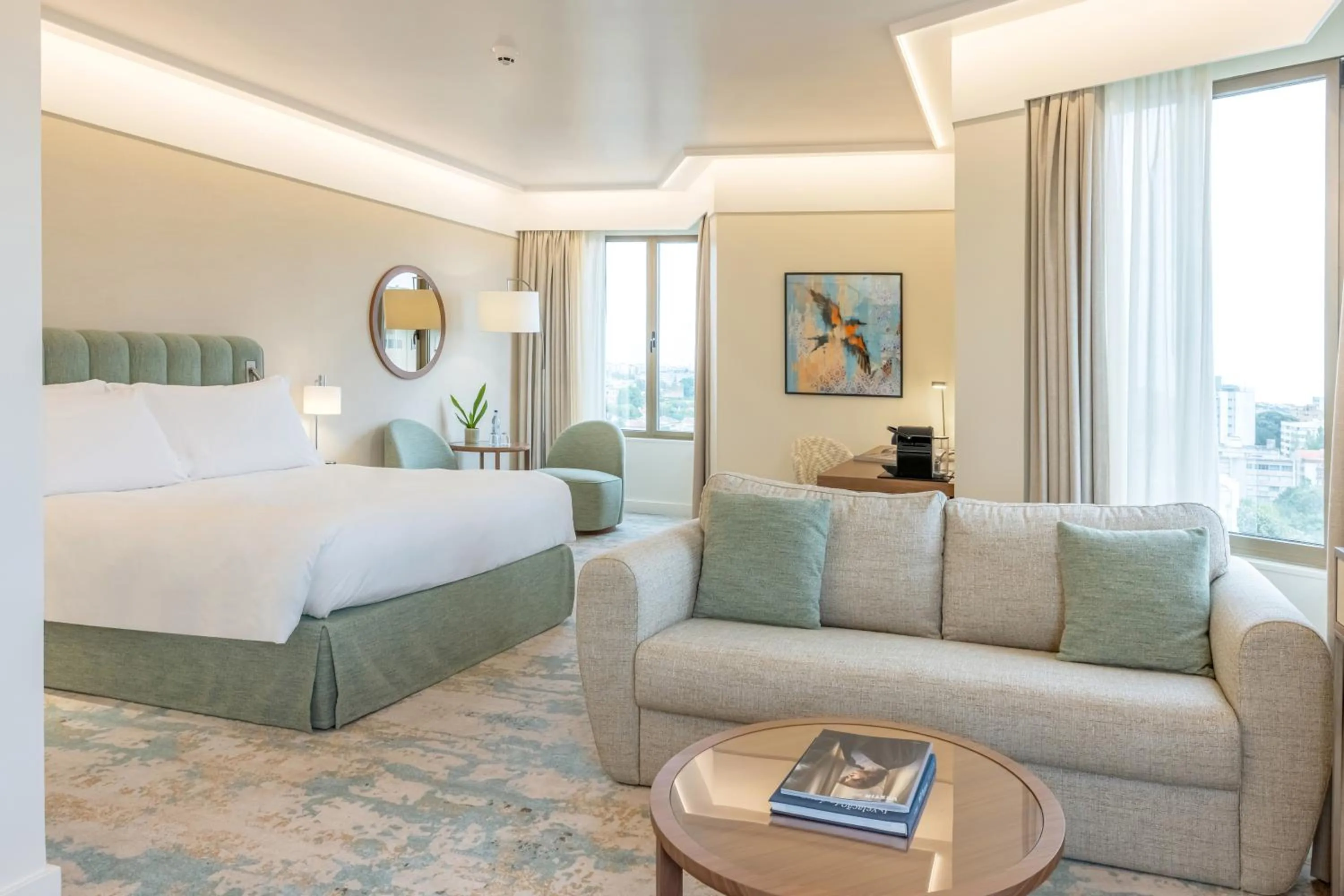 Photo of the whole room, Bed in Crowne Plaza Porto by IHG