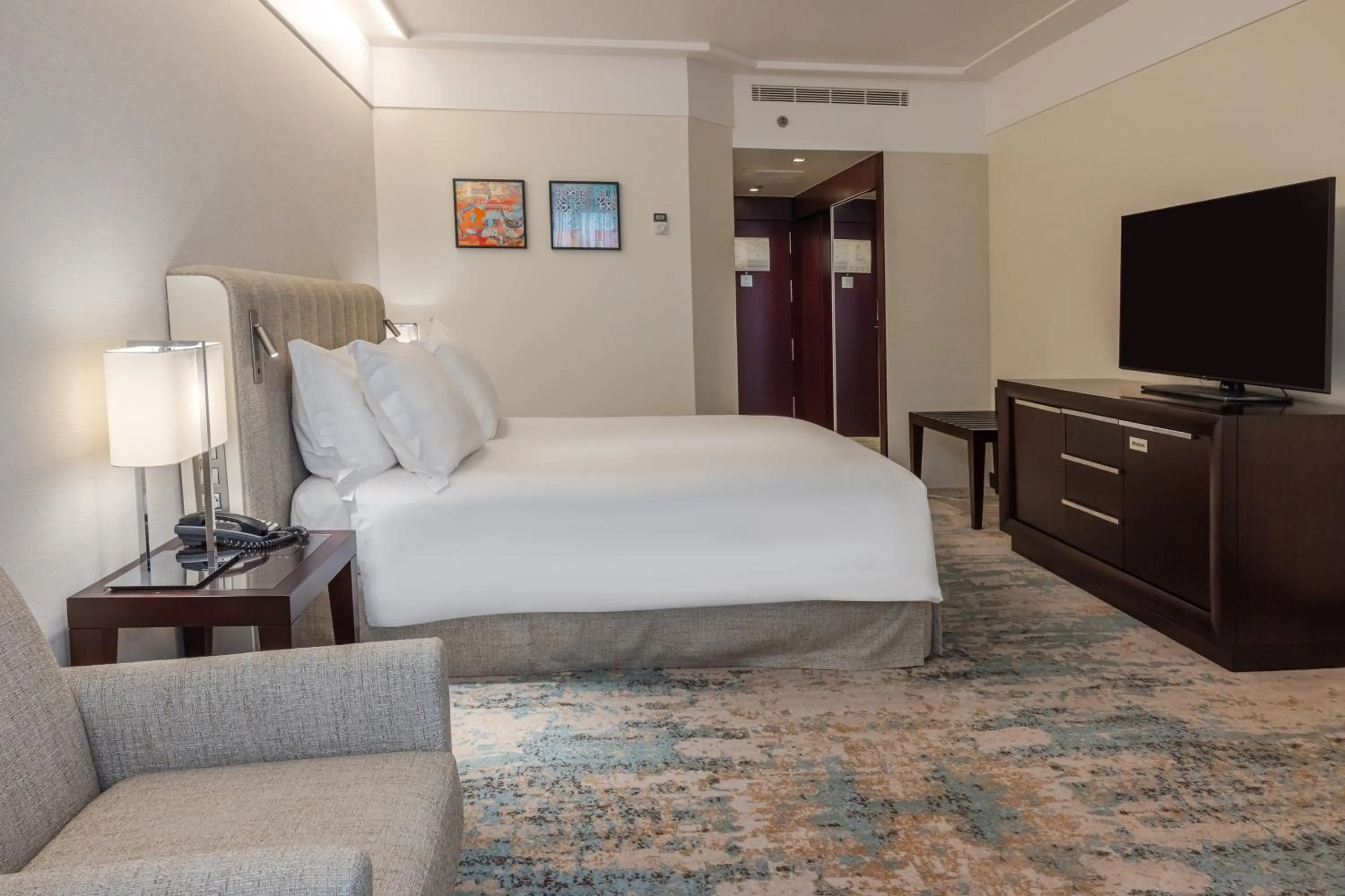 Photo of the whole room, Bed in Crowne Plaza Porto by IHG