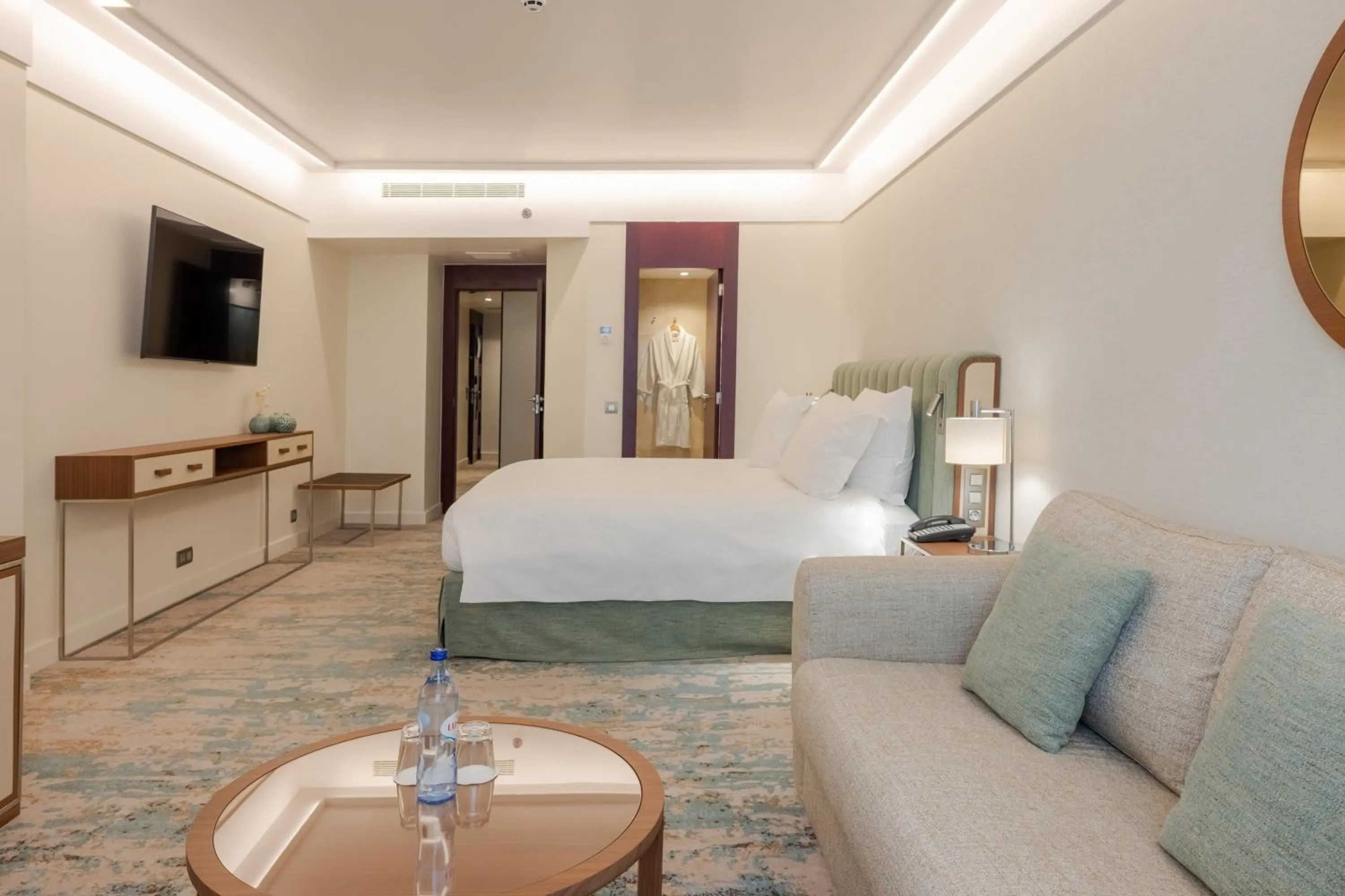 Photo of the whole room, Bed in Crowne Plaza Porto by IHG