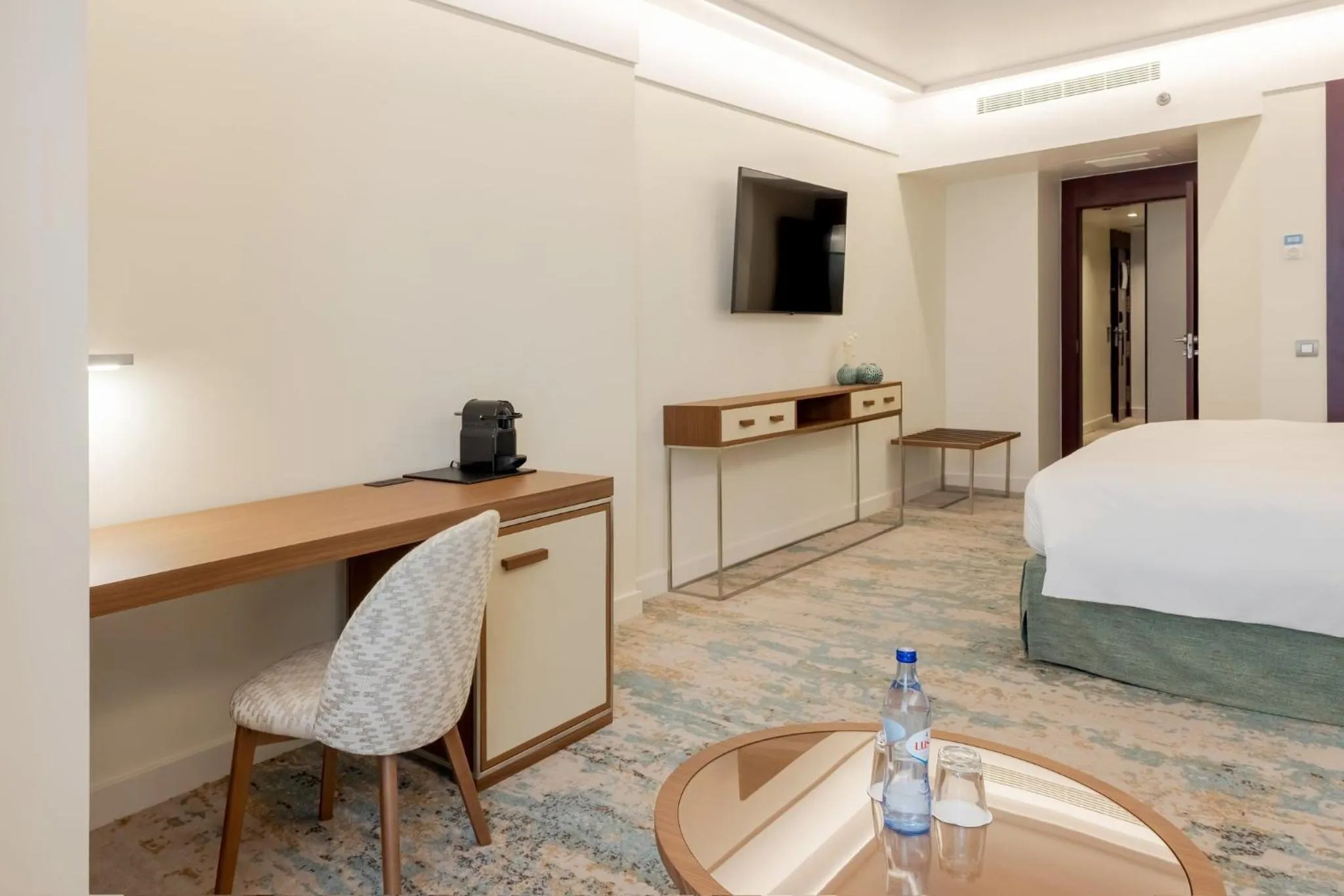 Photo of the whole room, Bed in Crowne Plaza Porto by IHG