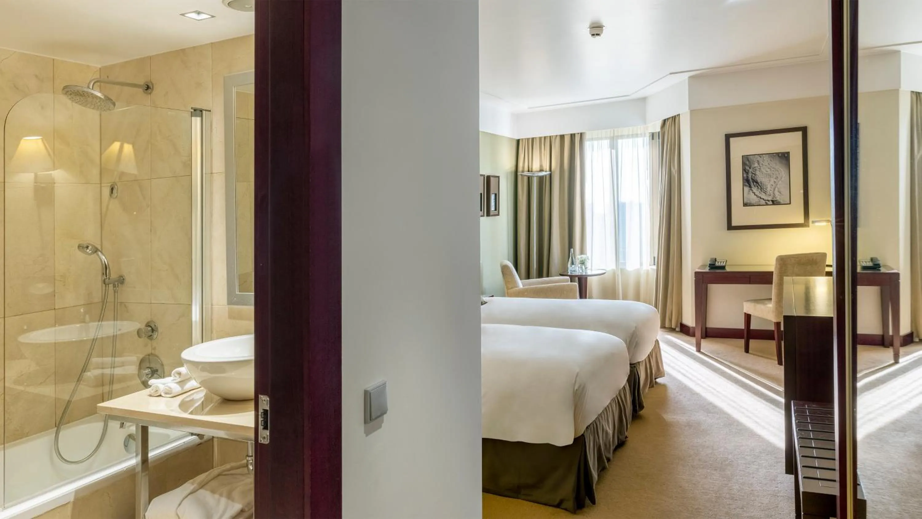 Photo of the whole room, Bed in Crowne Plaza Porto by IHG