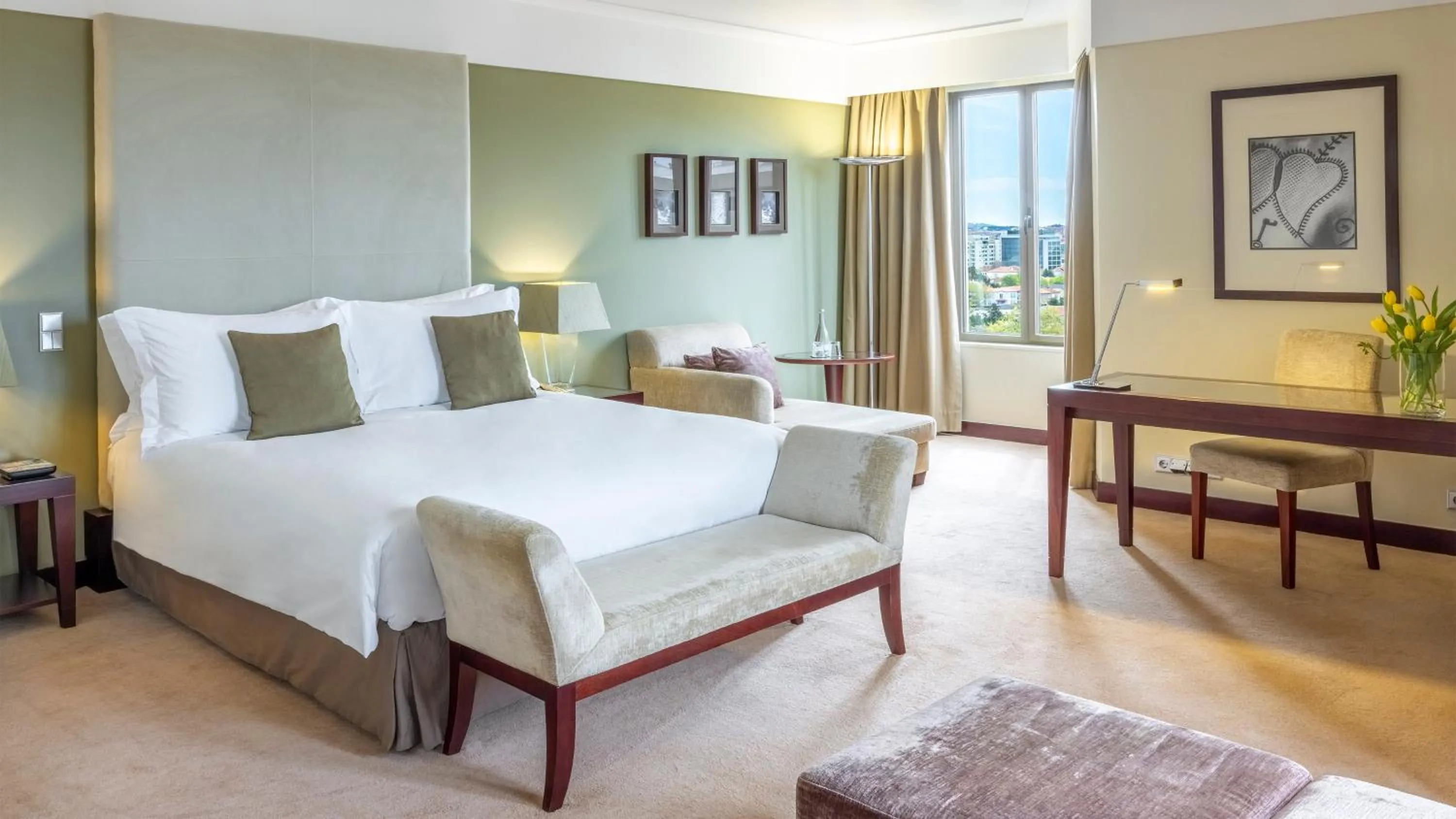 Bedroom, Bed in Crowne Plaza Porto by IHG