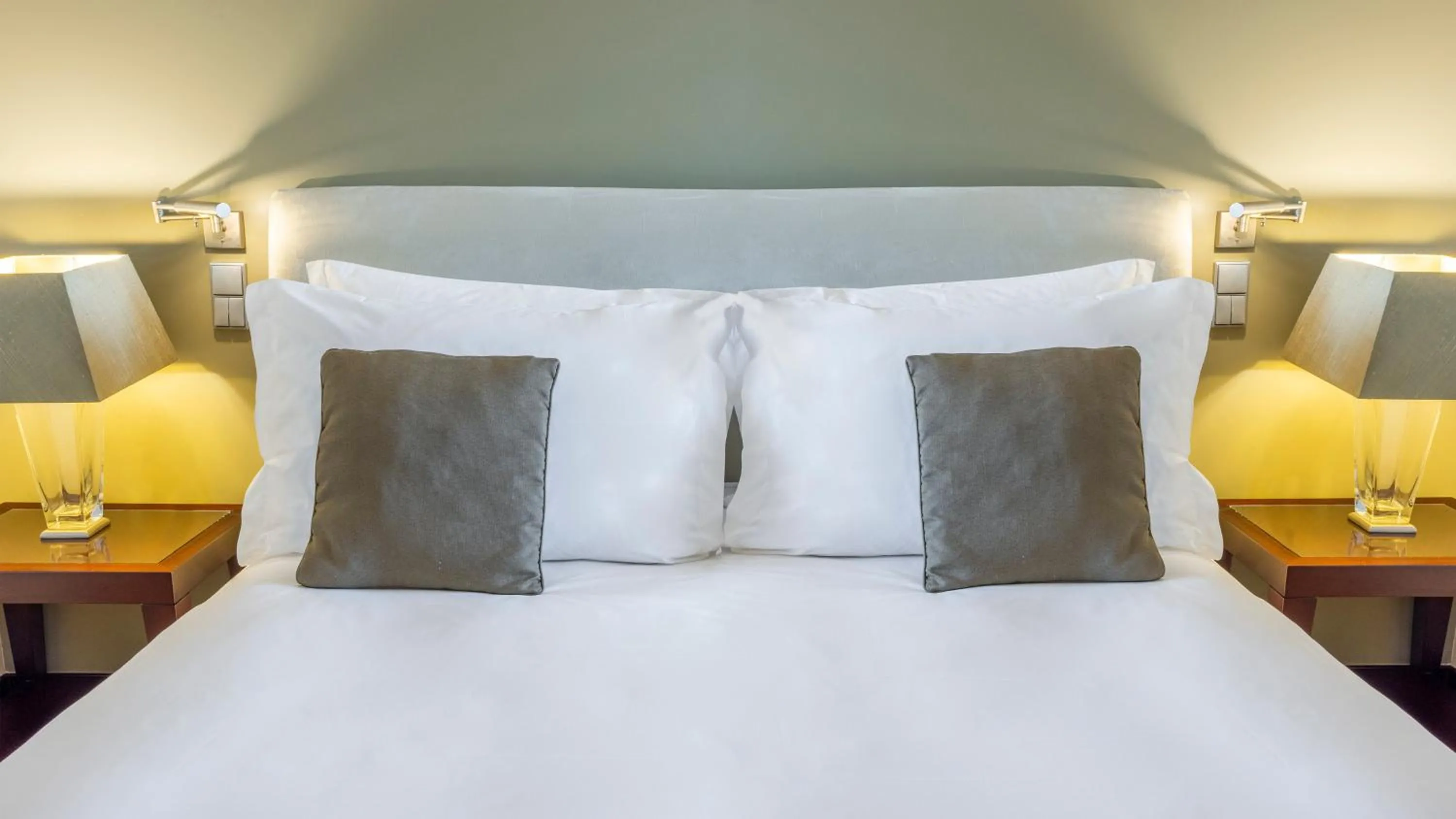 Photo of the whole room, Bed in Crowne Plaza Porto by IHG