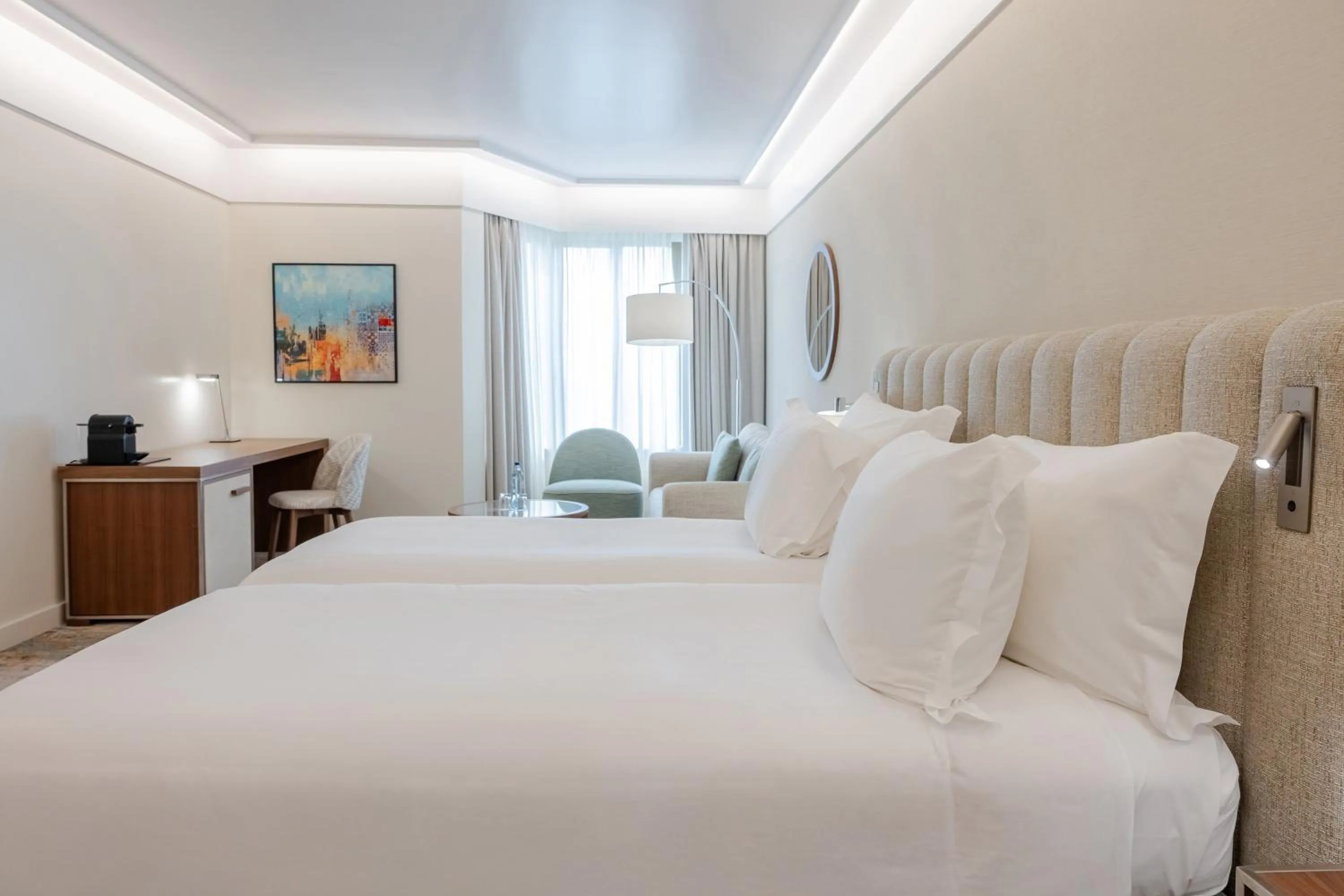 Photo of the whole room, Bed in Crowne Plaza Porto by IHG