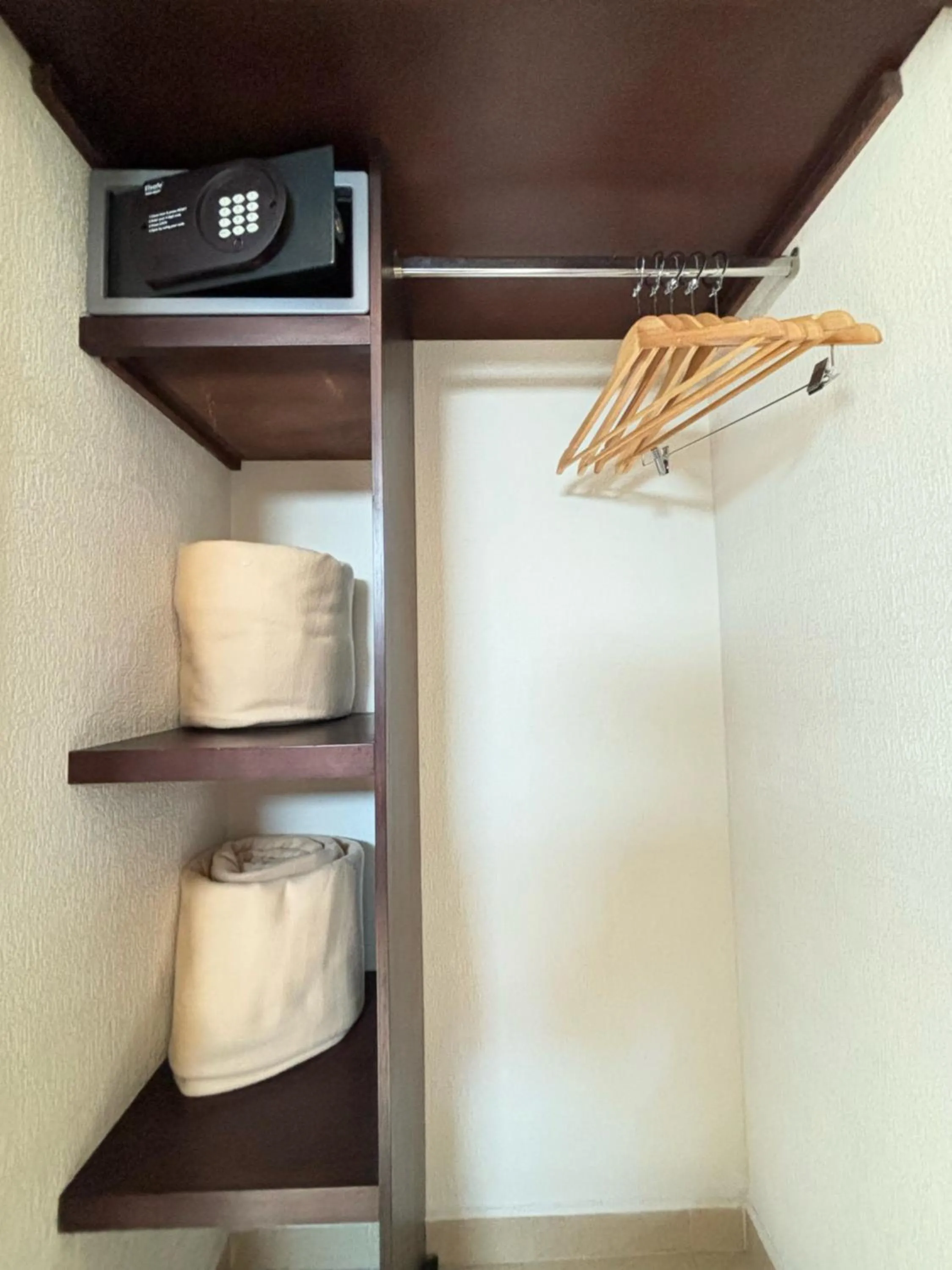 wardrobe in Sleep Inn Puebla Centro Hist rico