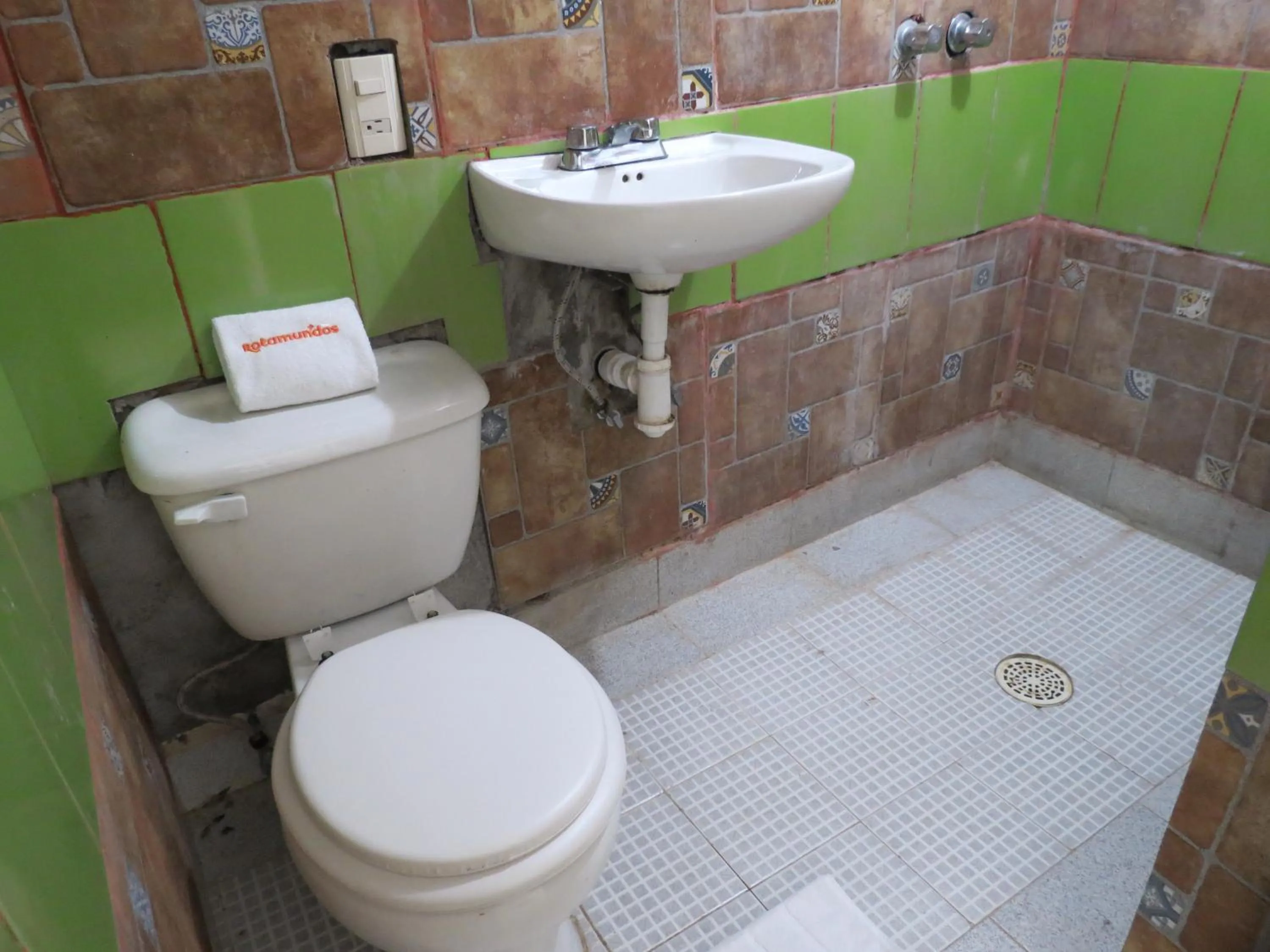 Bathroom in Casa Verde Xilitla By Rotamundos