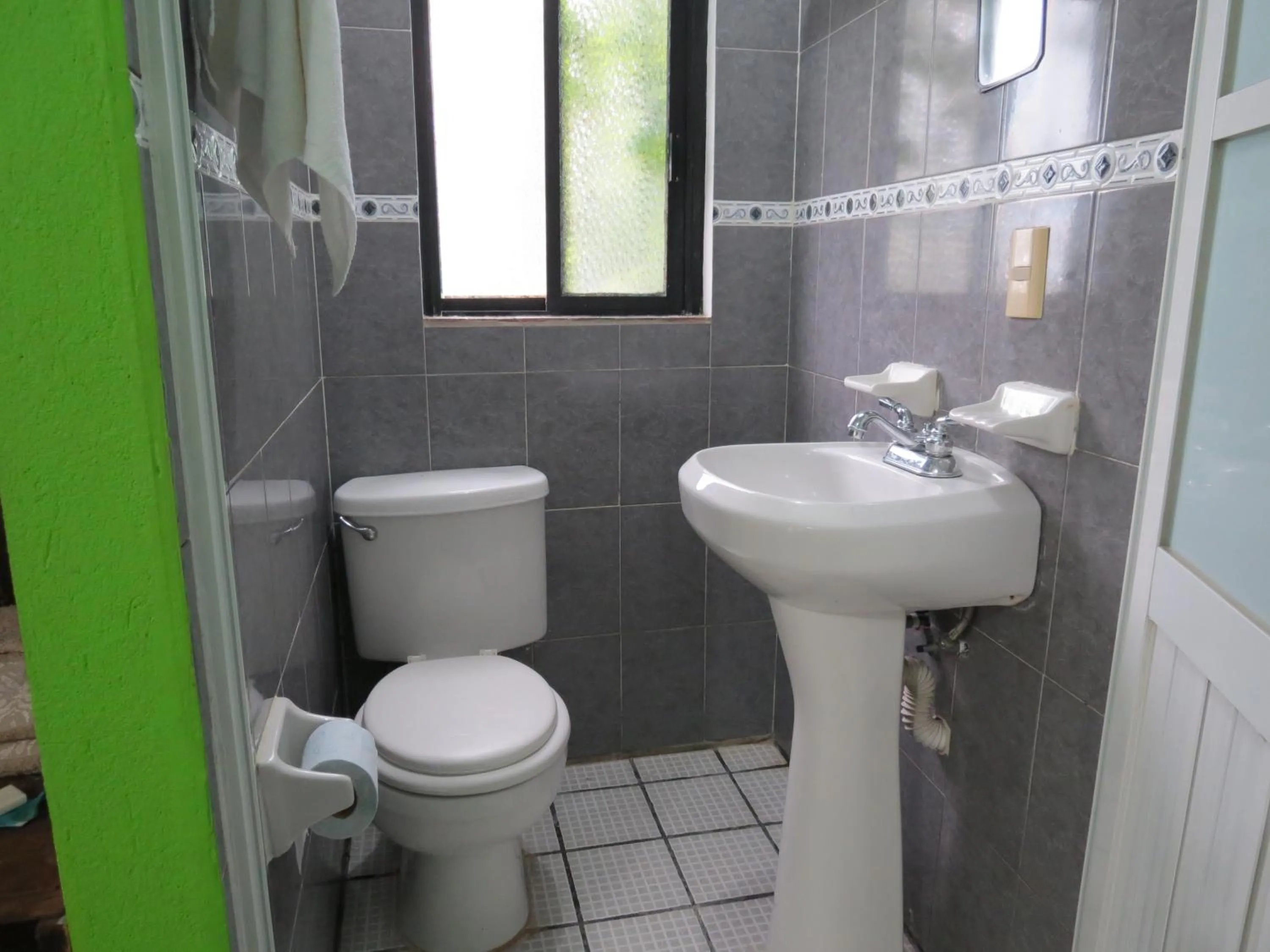 Bathroom in Casa Verde Xilitla By Rotamundos