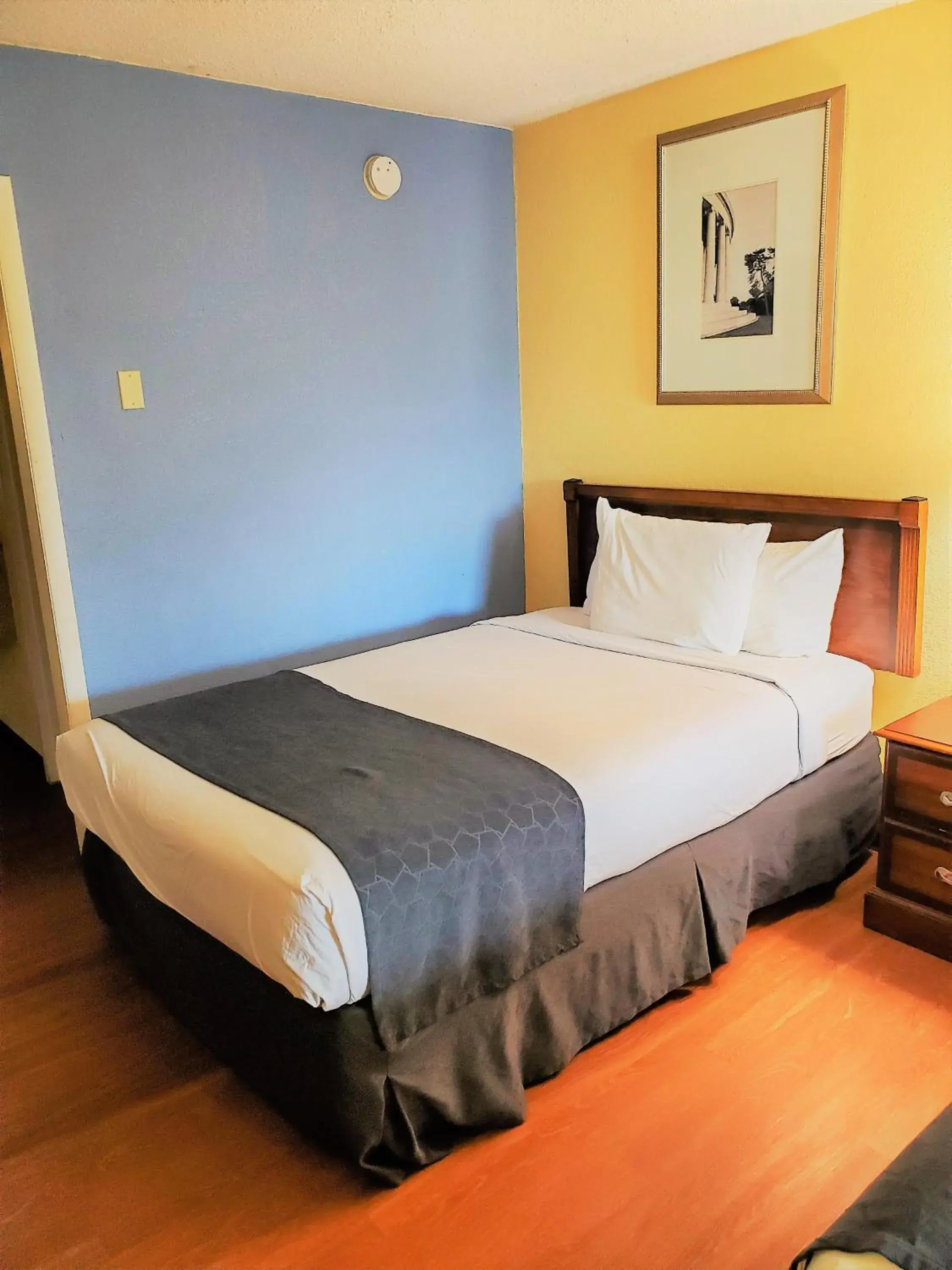 Standard Double Room - Non-Smoking in Days Inn by Wyndham Towson Standard Double Room - Non-Smoking in Days Inn by Wyndham Towson