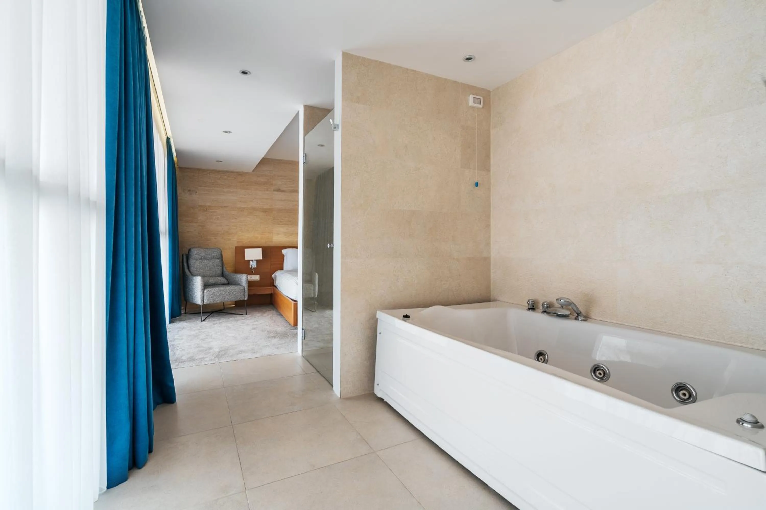 Bathroom, Bed in Hotel Harmonia by Dukley
