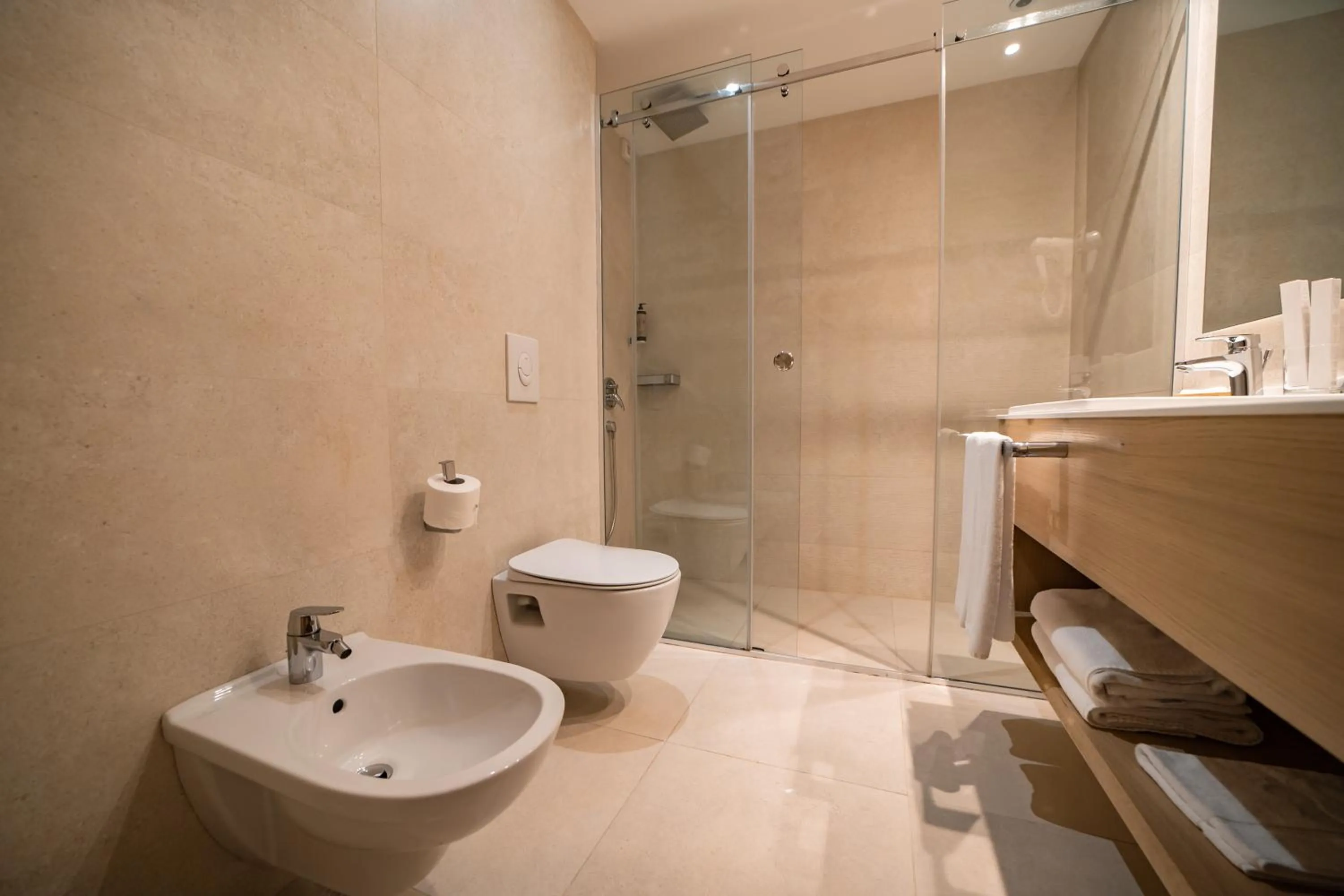 Shower in Hotel Harmonia by Dukley