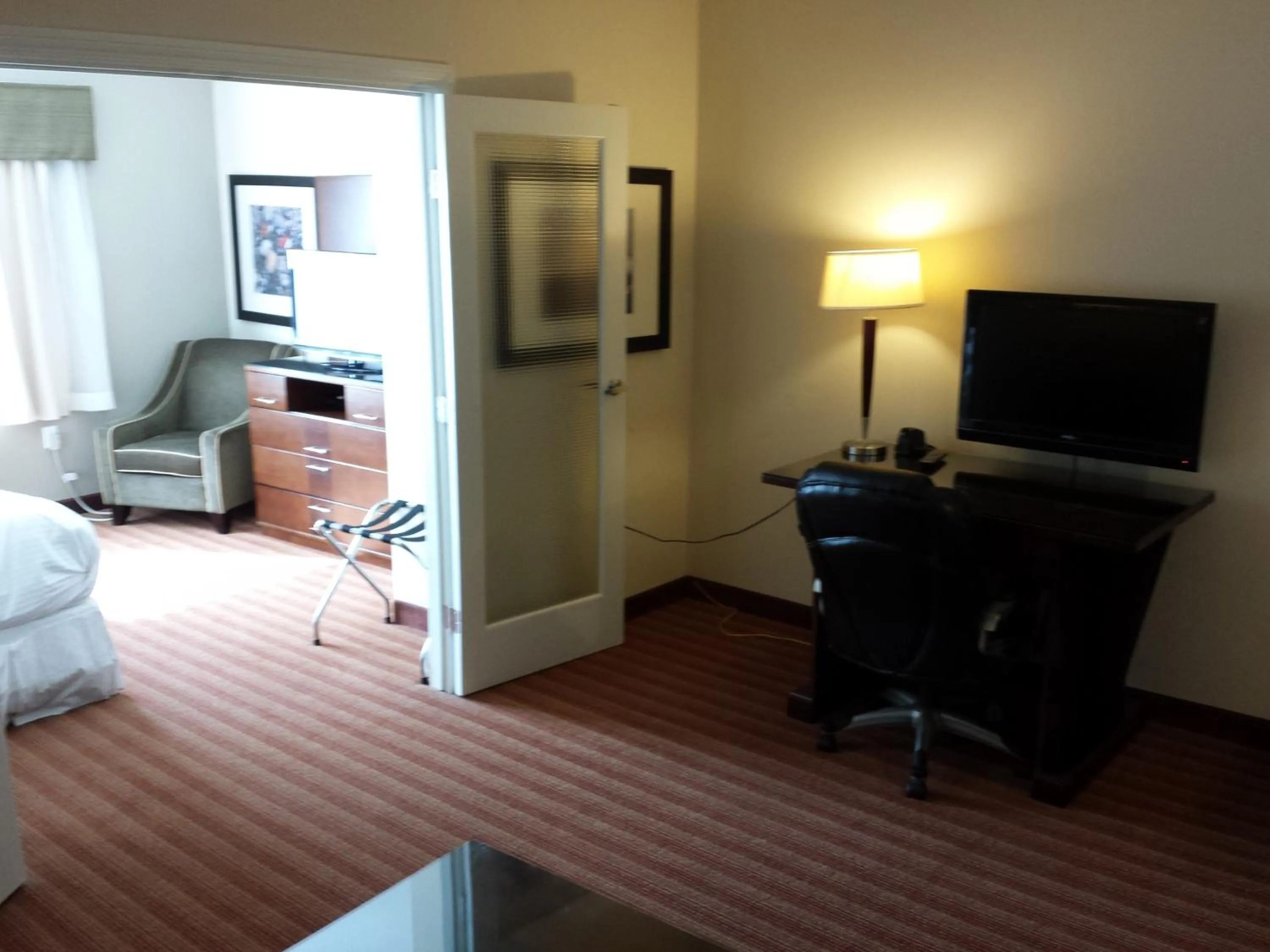 Living room, Bed in Sigma Inn & Suites Hudson's Hope