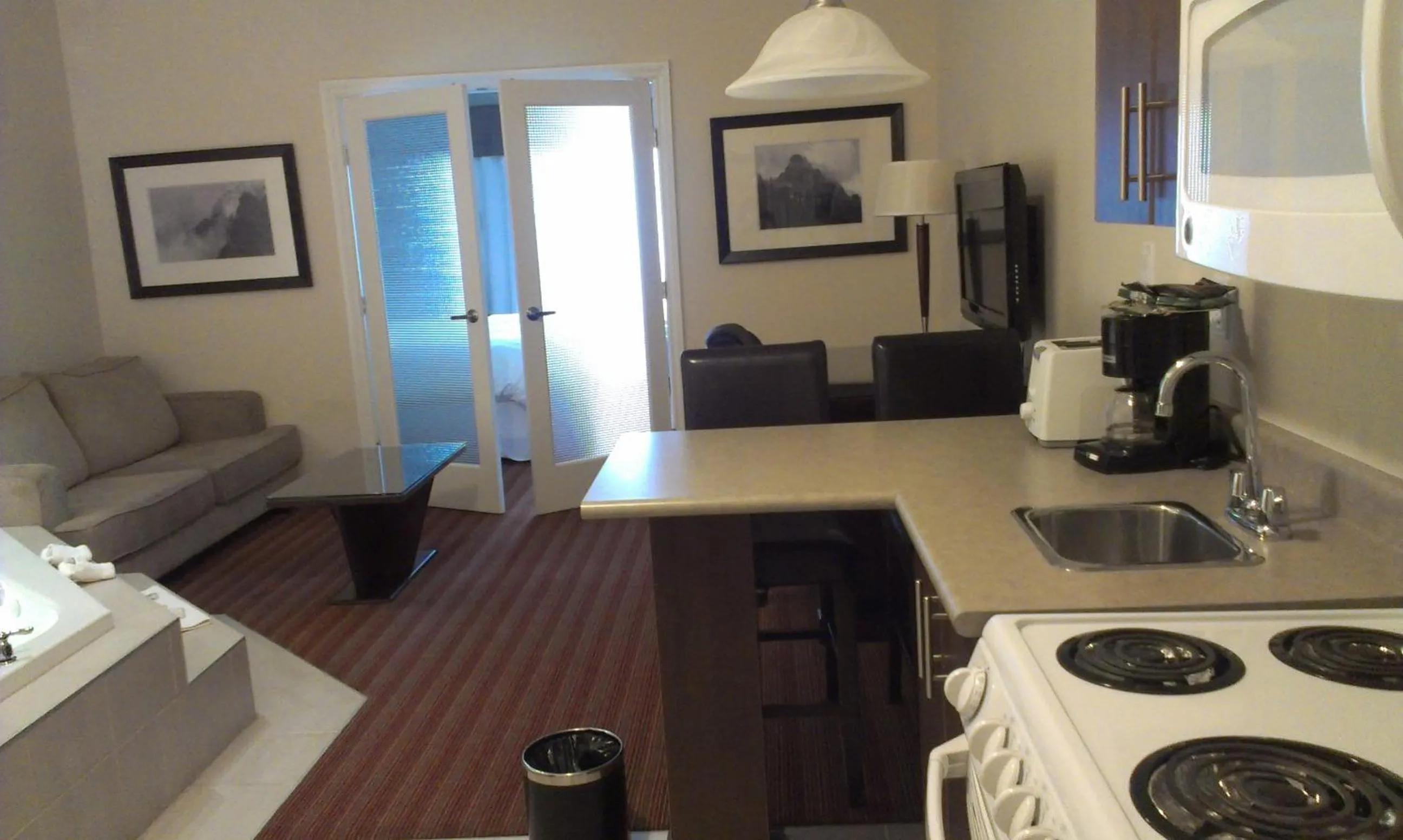 Kitchen or kitchenette in Sigma Inn & Suites Hudson's Hope