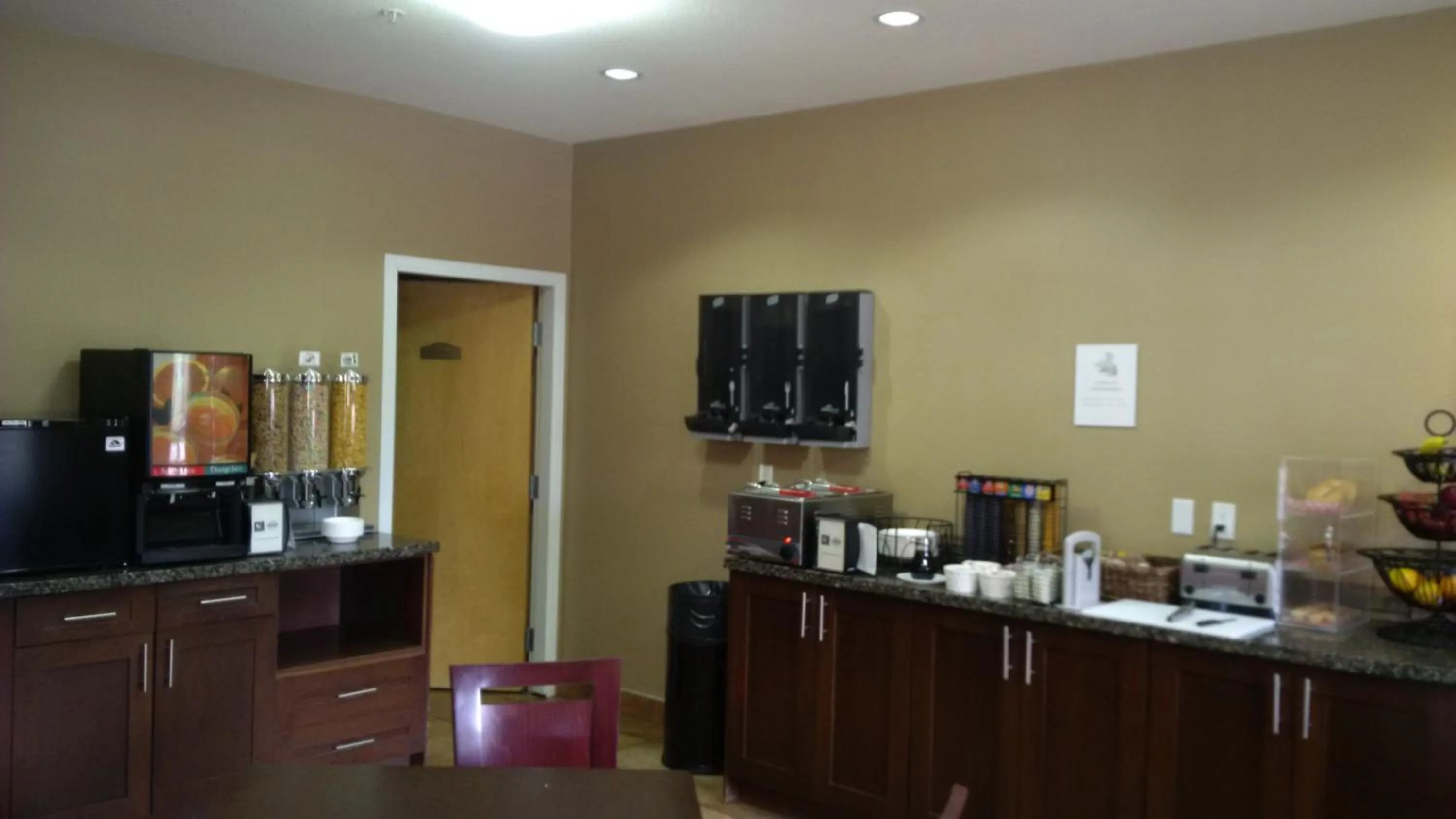 Breakfast in Sigma Inn & Suites Hudson's Hope