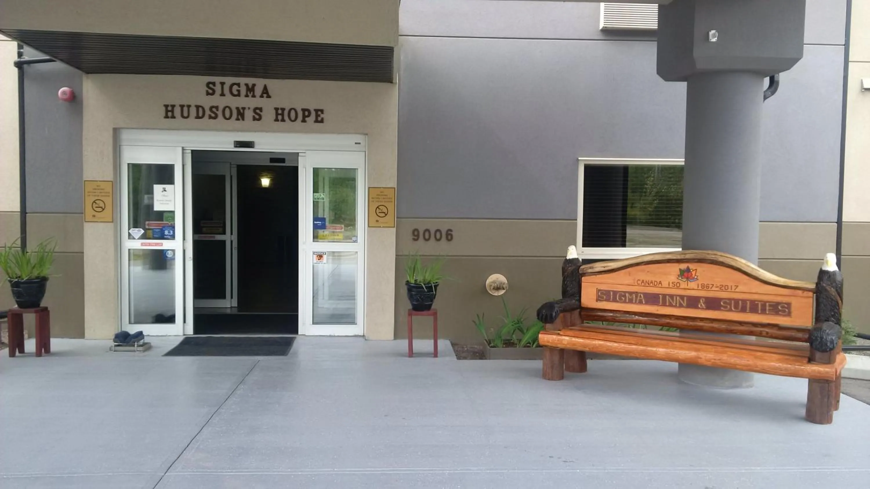 Facade/entrance in Sigma Inn & Suites Hudson's Hope