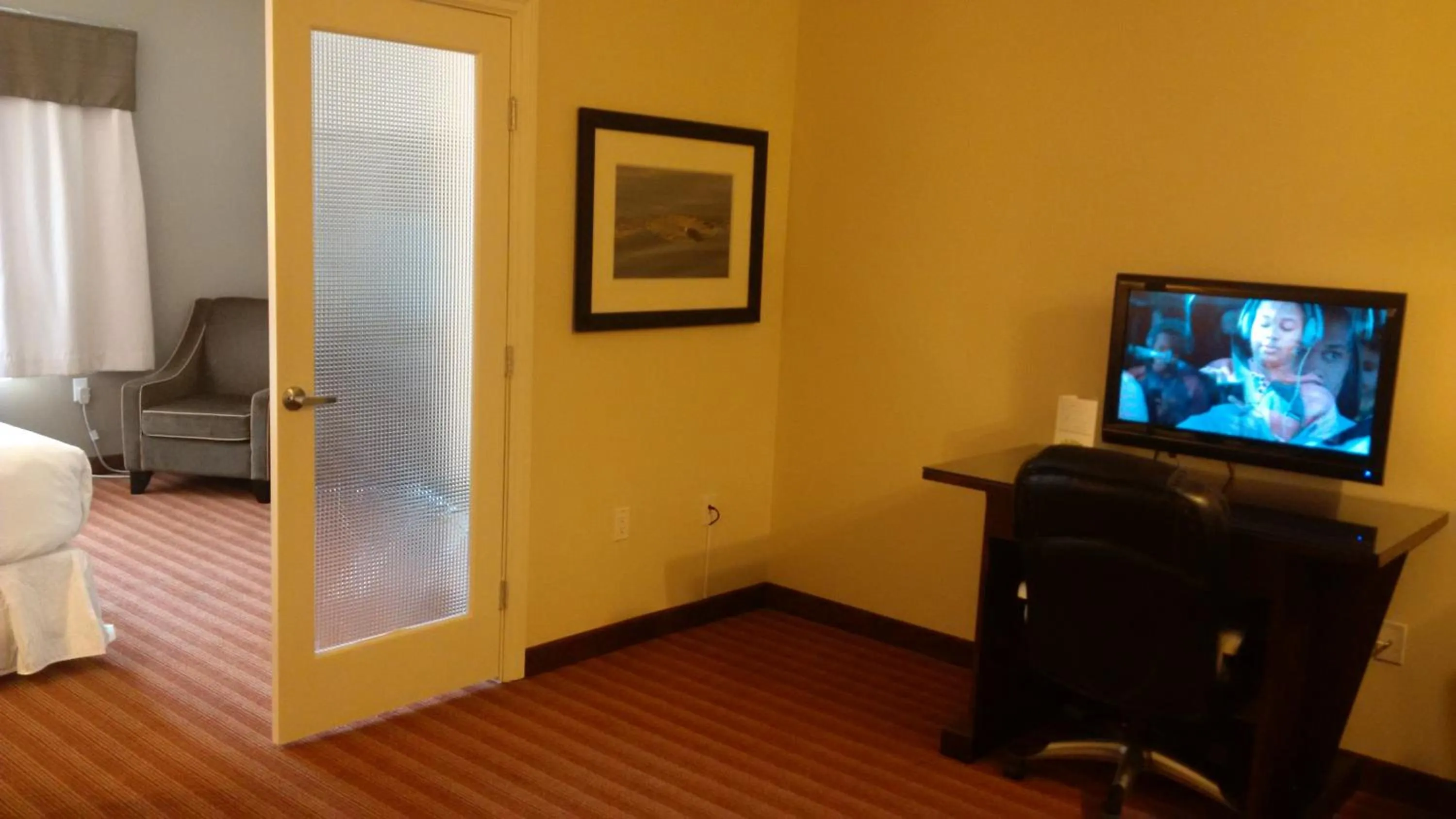 TV and multimedia in Sigma Inn & Suites Hudson's Hope