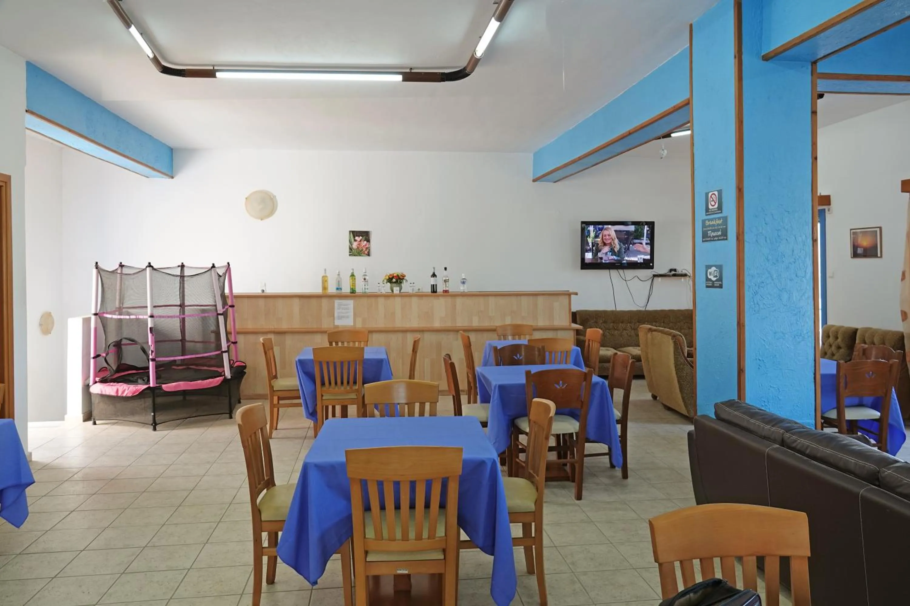 Restaurant/places to eat in Aeriko Hotel Apartments
