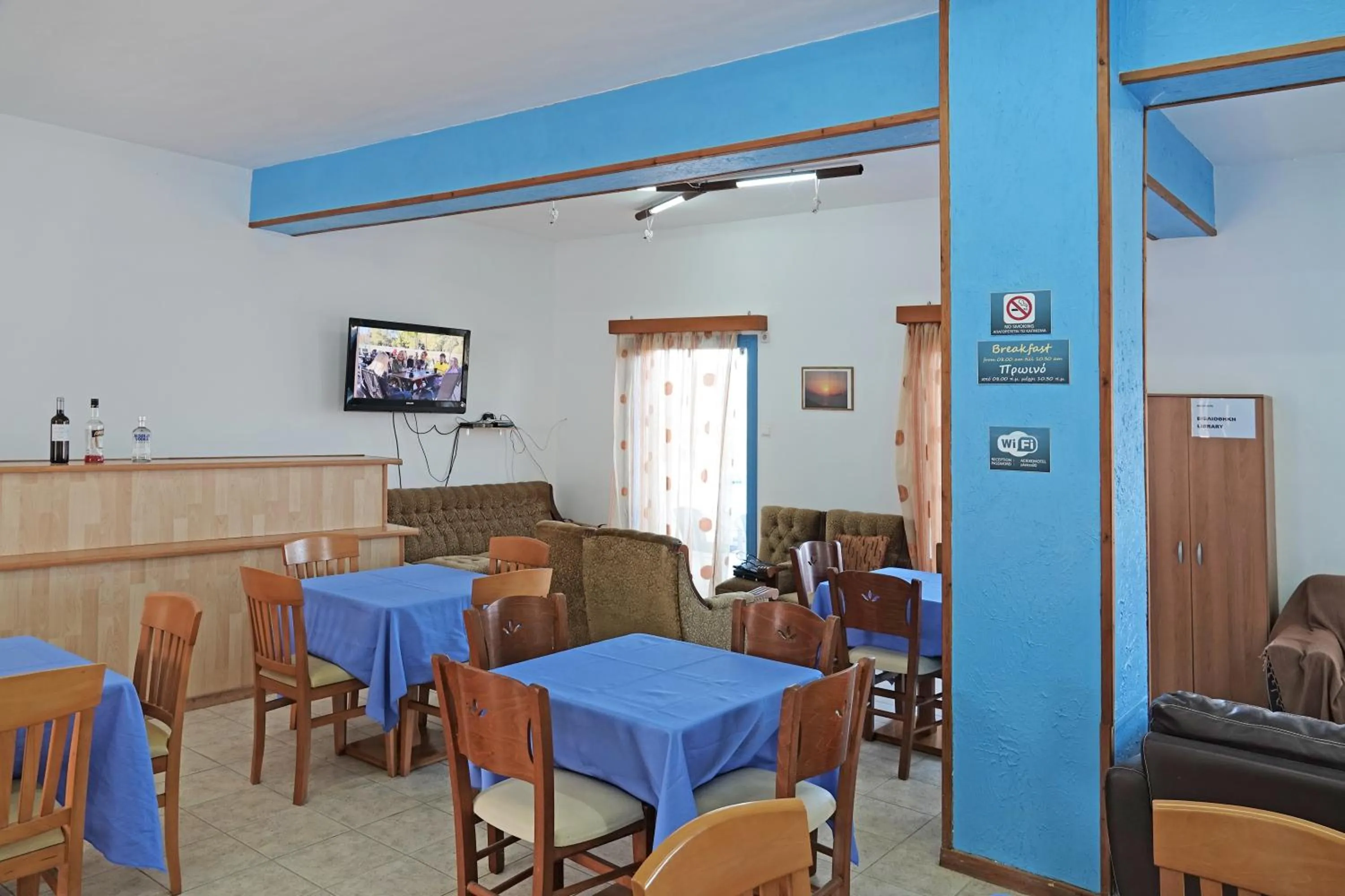 Restaurant/places to eat in Aeriko Hotel Apartments