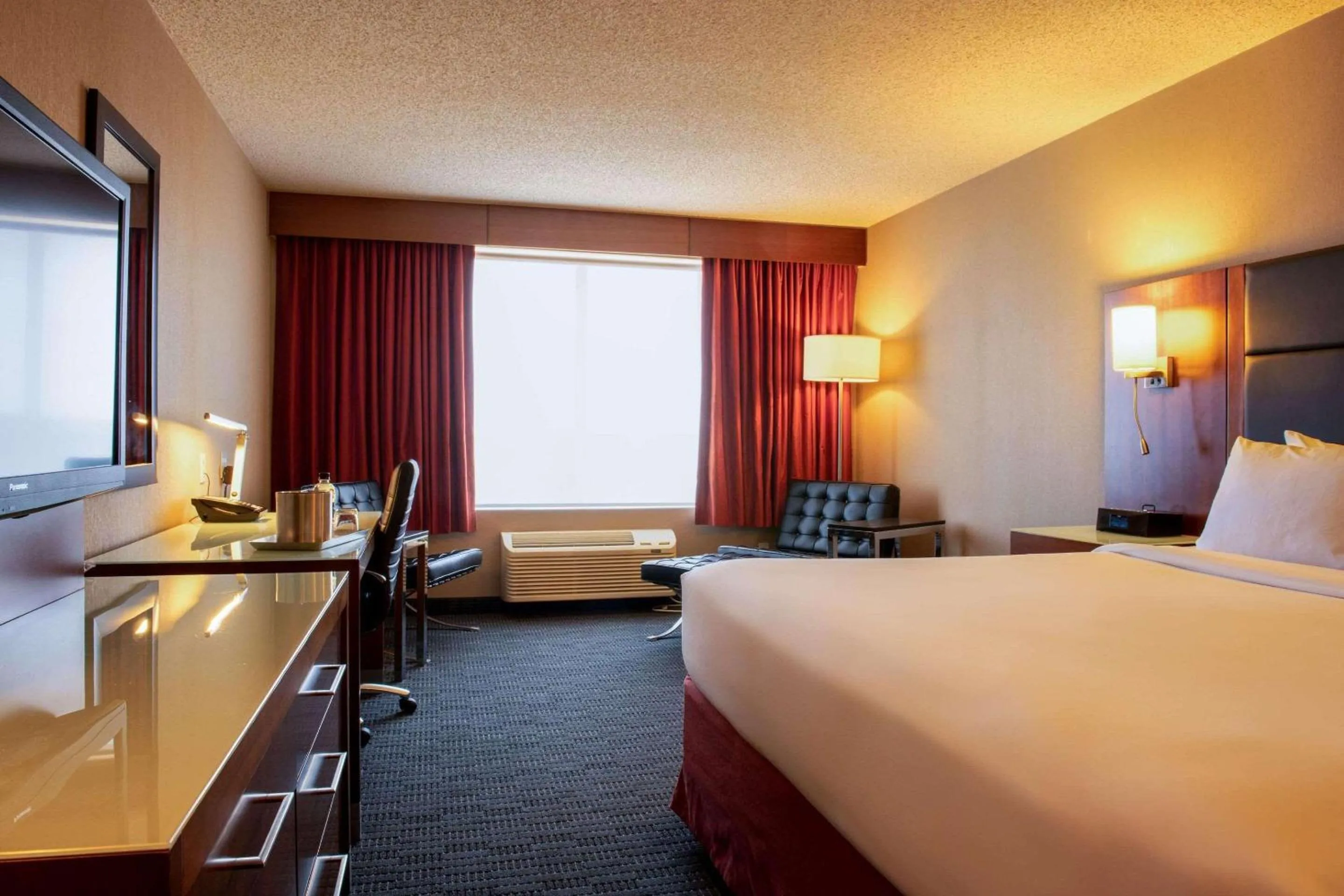 Bedroom, Bed in Radisson Hotel & Suites Fort McMurray