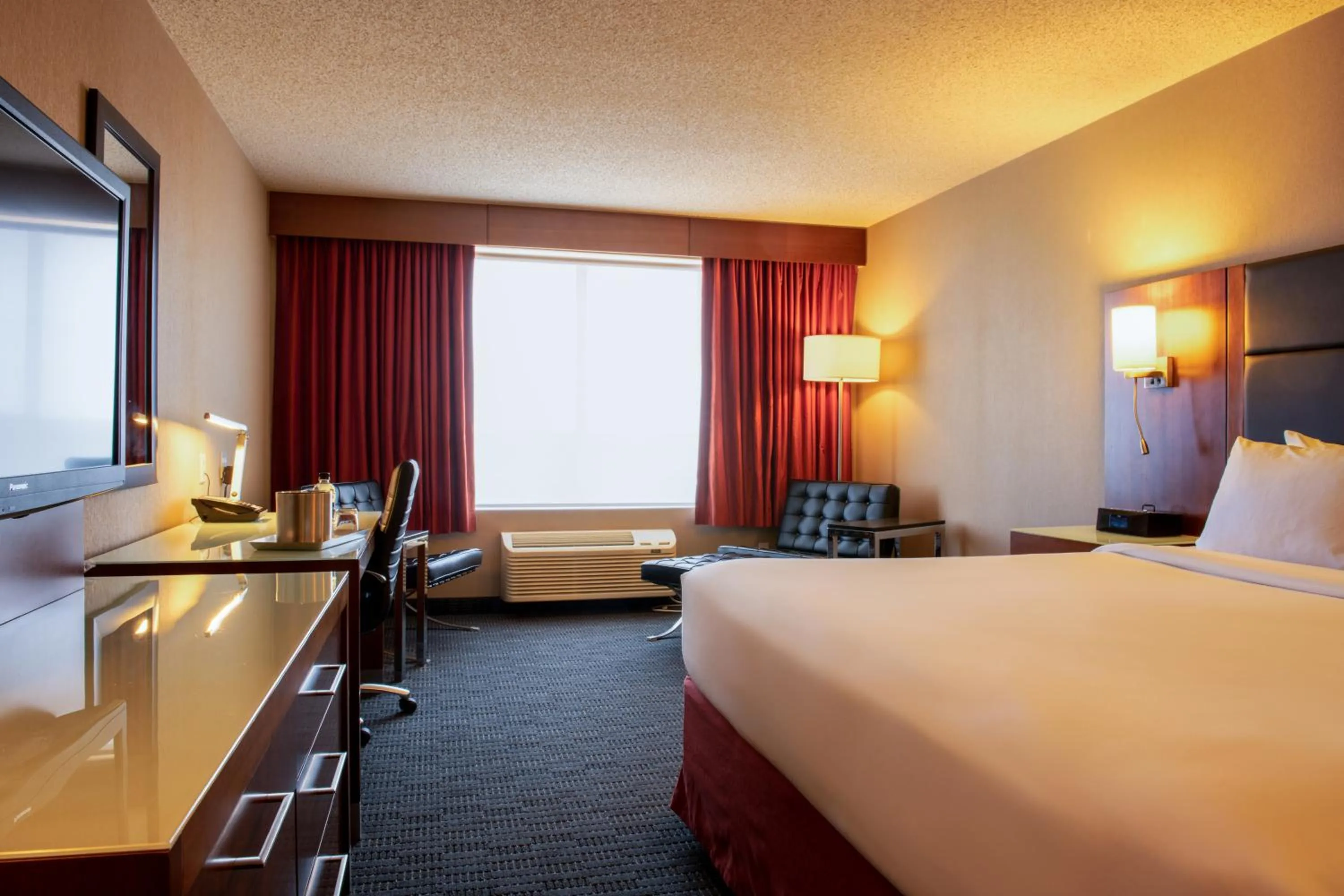 Bedroom, Bed in Radisson Hotel & Suites Fort McMurray