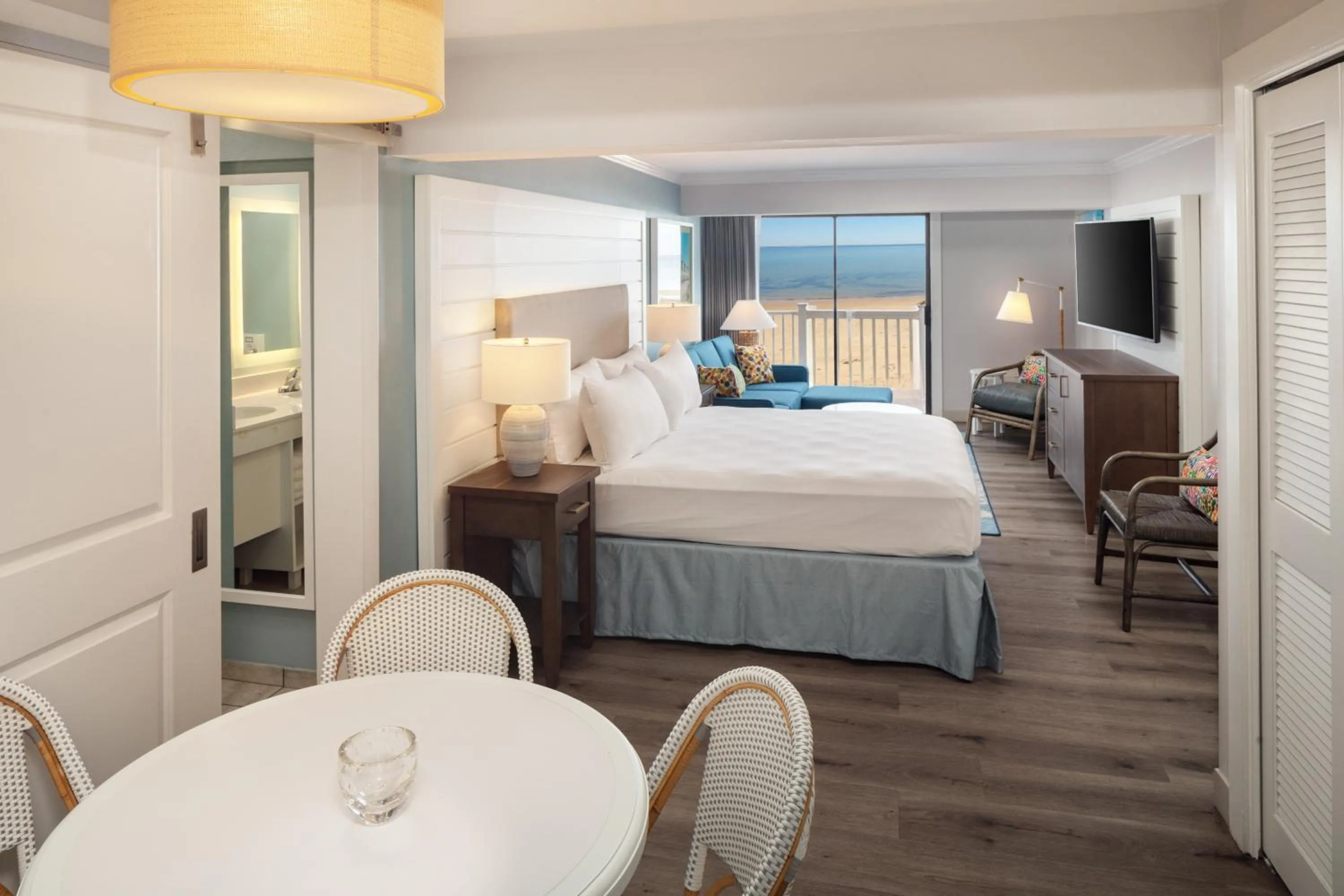 Photo of the whole room, Bed in Surfside Hotel and Suites