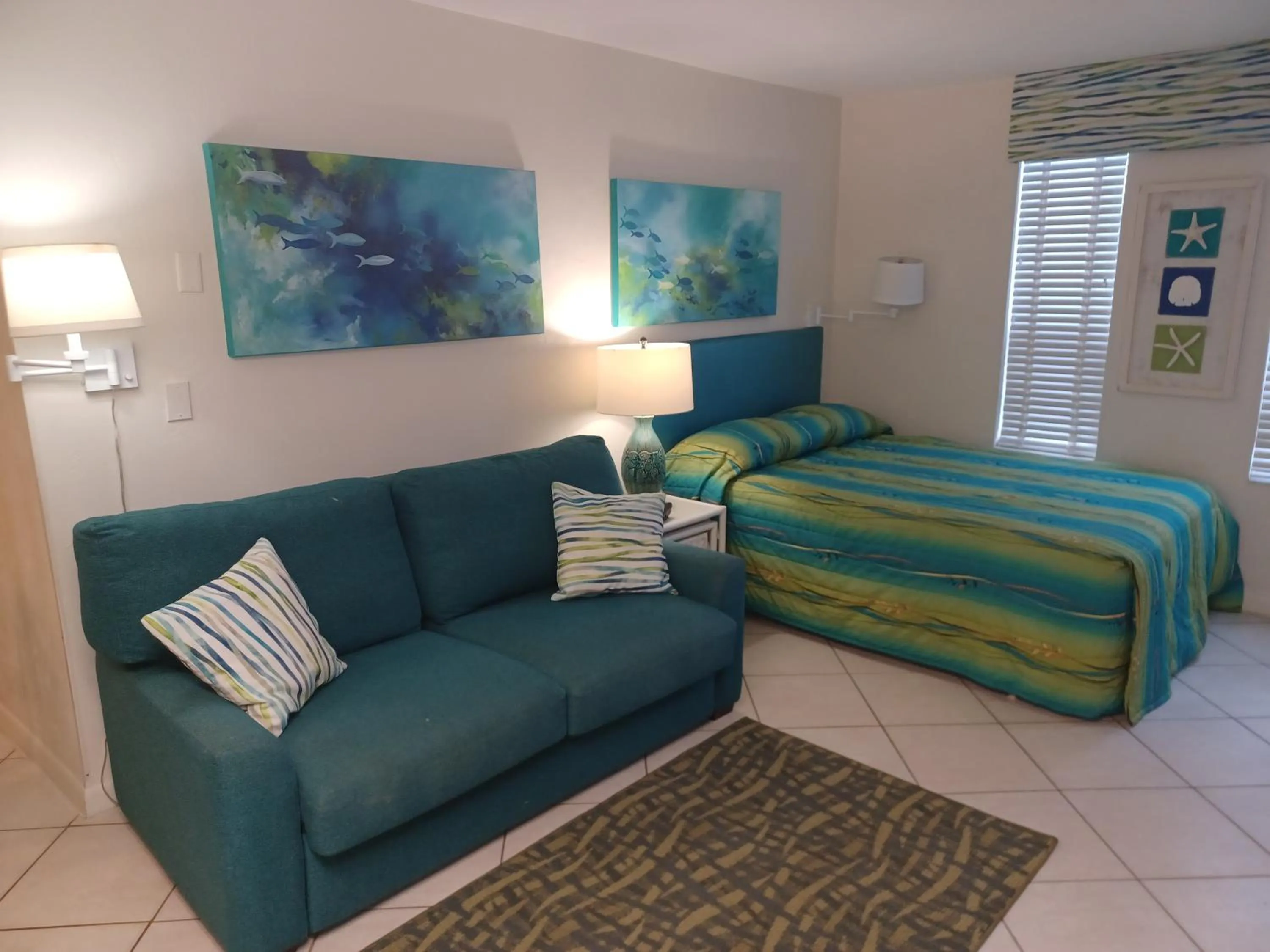 Photo of the whole room, Bed in Islander Beach Resort - New Smyrna Beach