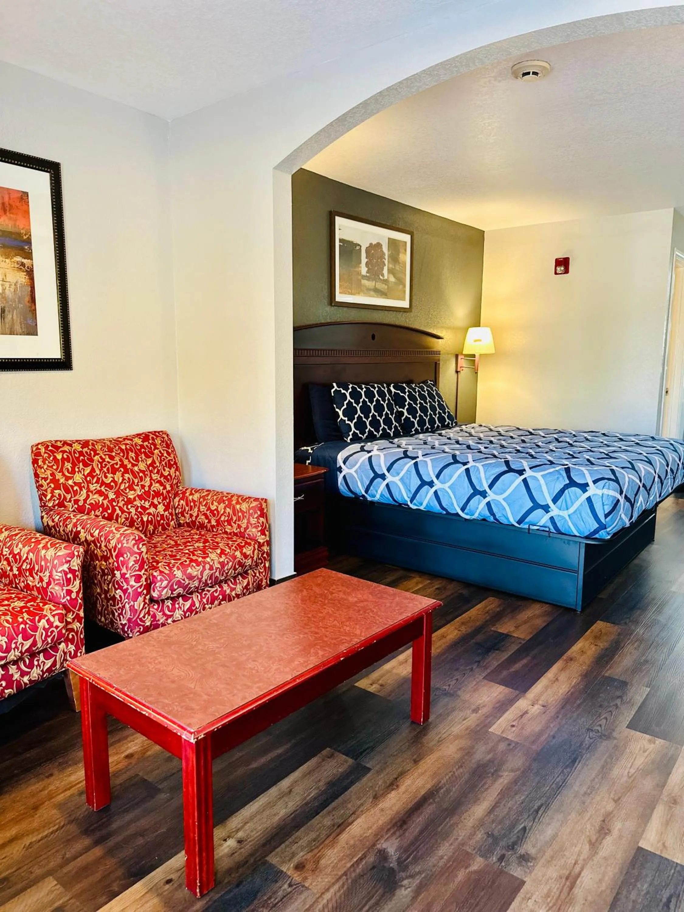 Bed in Magnolia Inn and Suites
