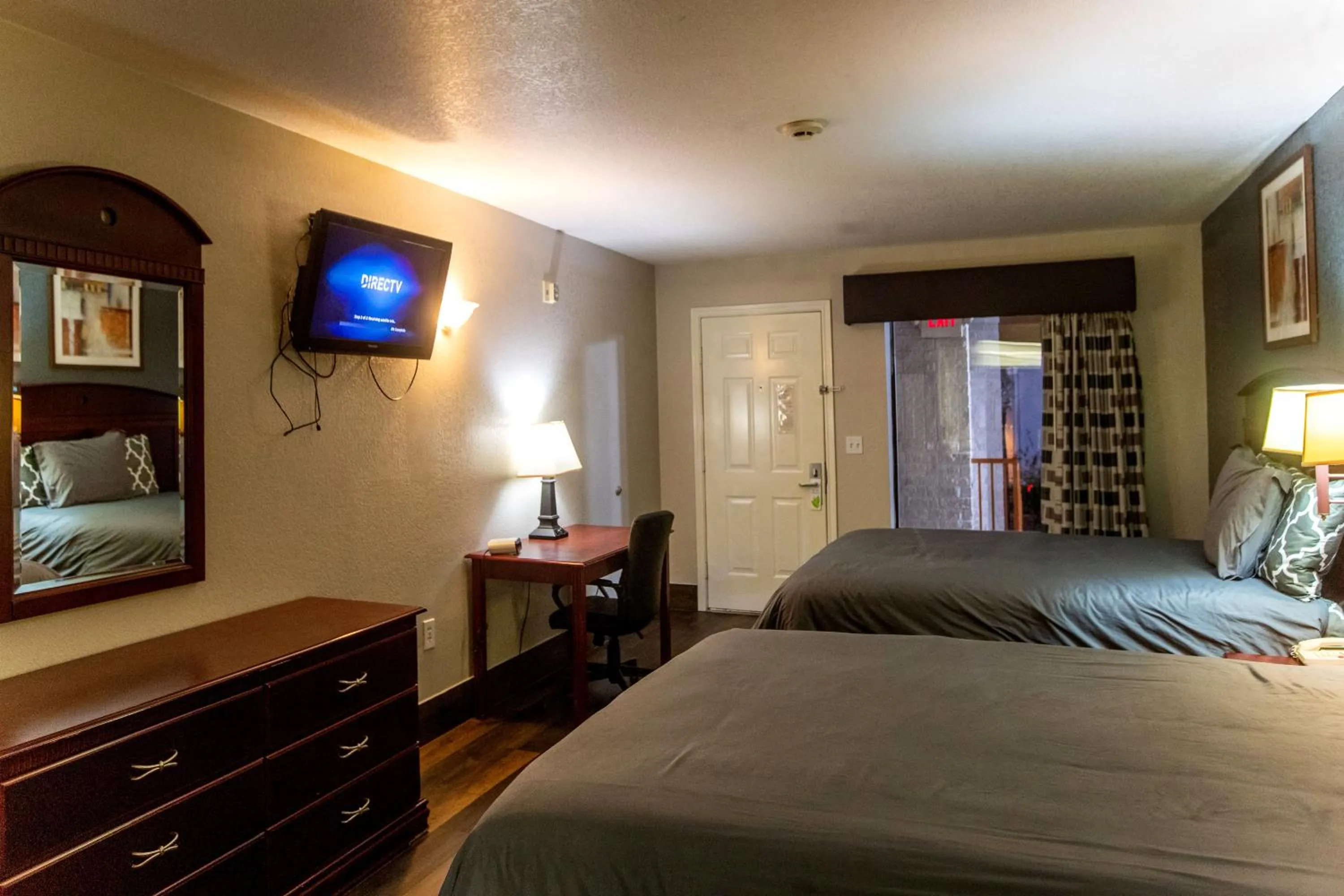 Bed in Magnolia Inn and Suites