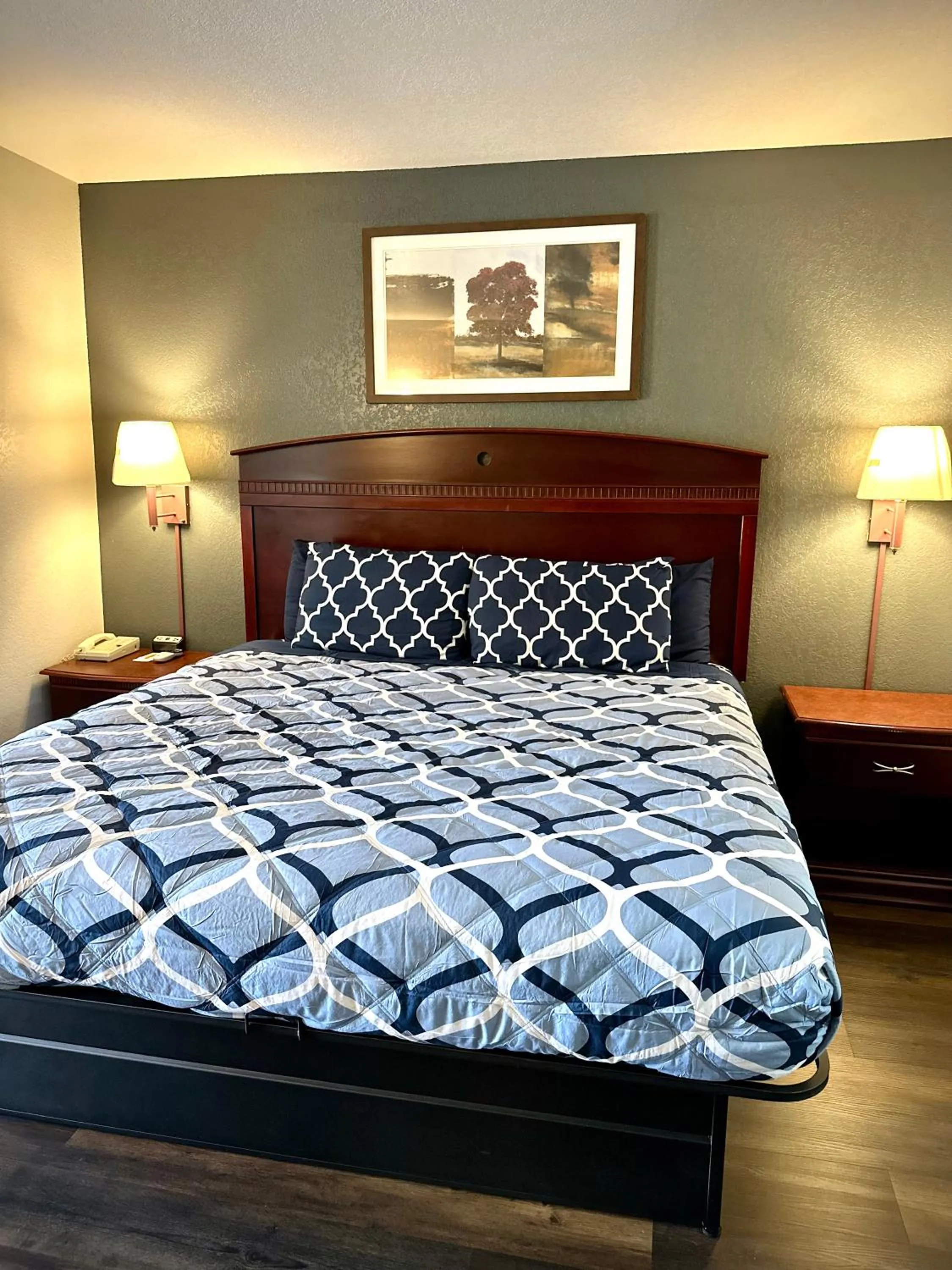 Bed in Magnolia Inn and Suites