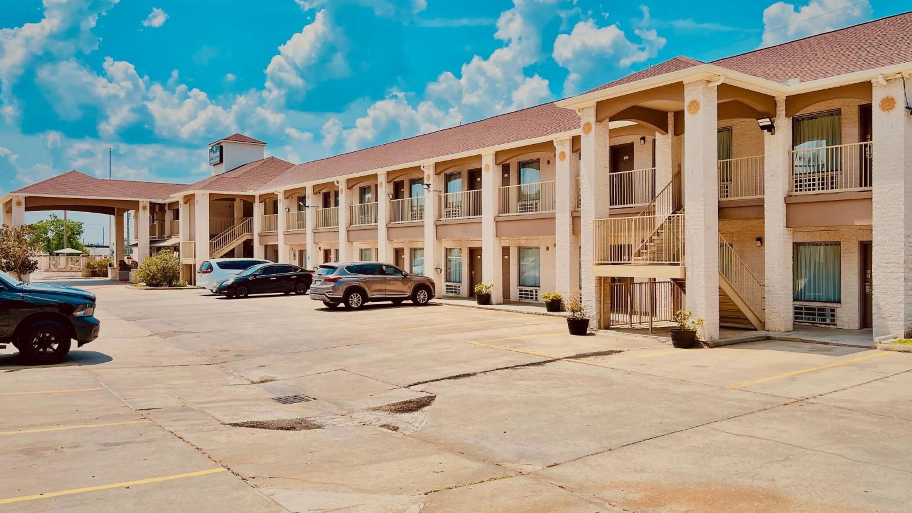 Property building in Magnolia Inn and Suites