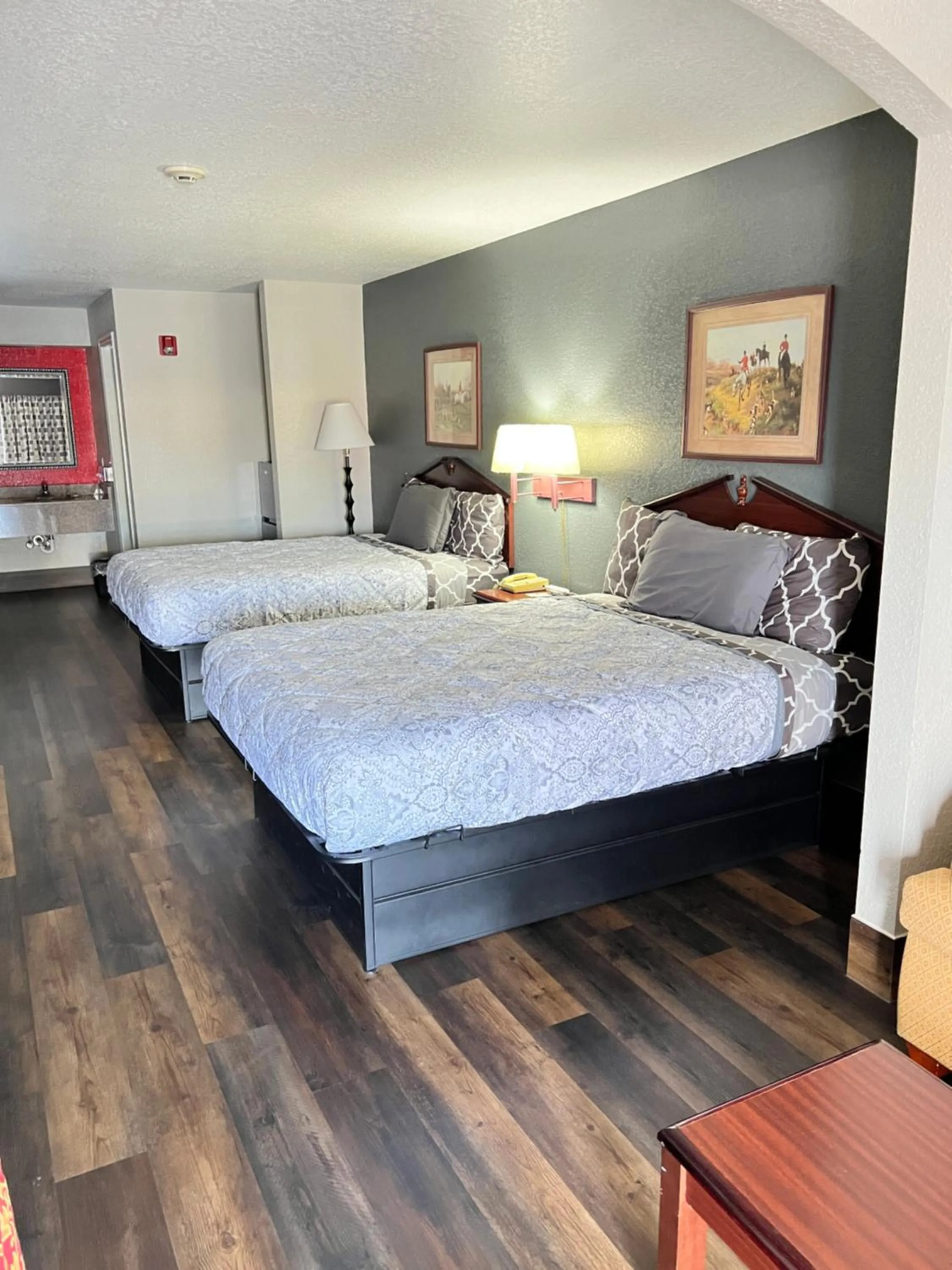 Bed in Magnolia Inn and Suites