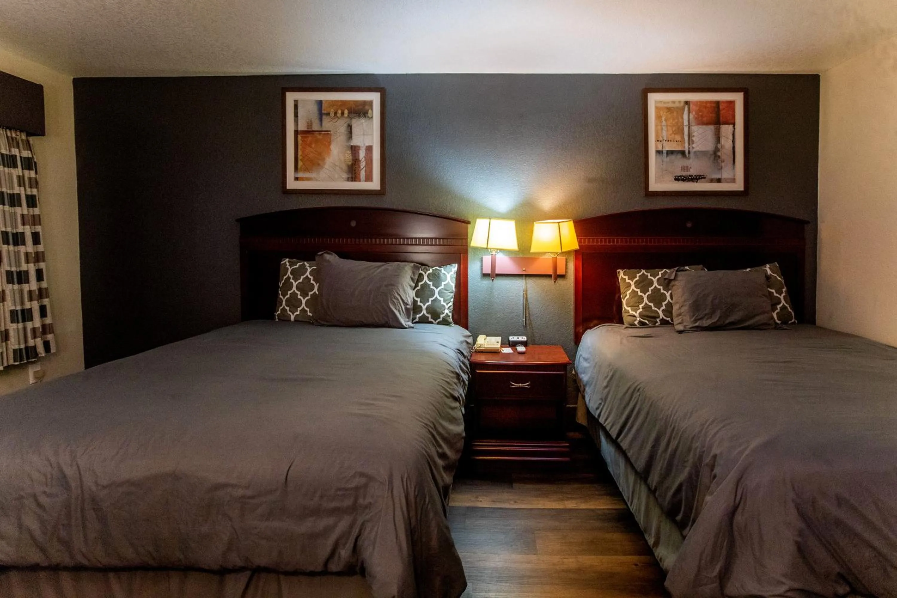 Bed in Magnolia Inn and Suites