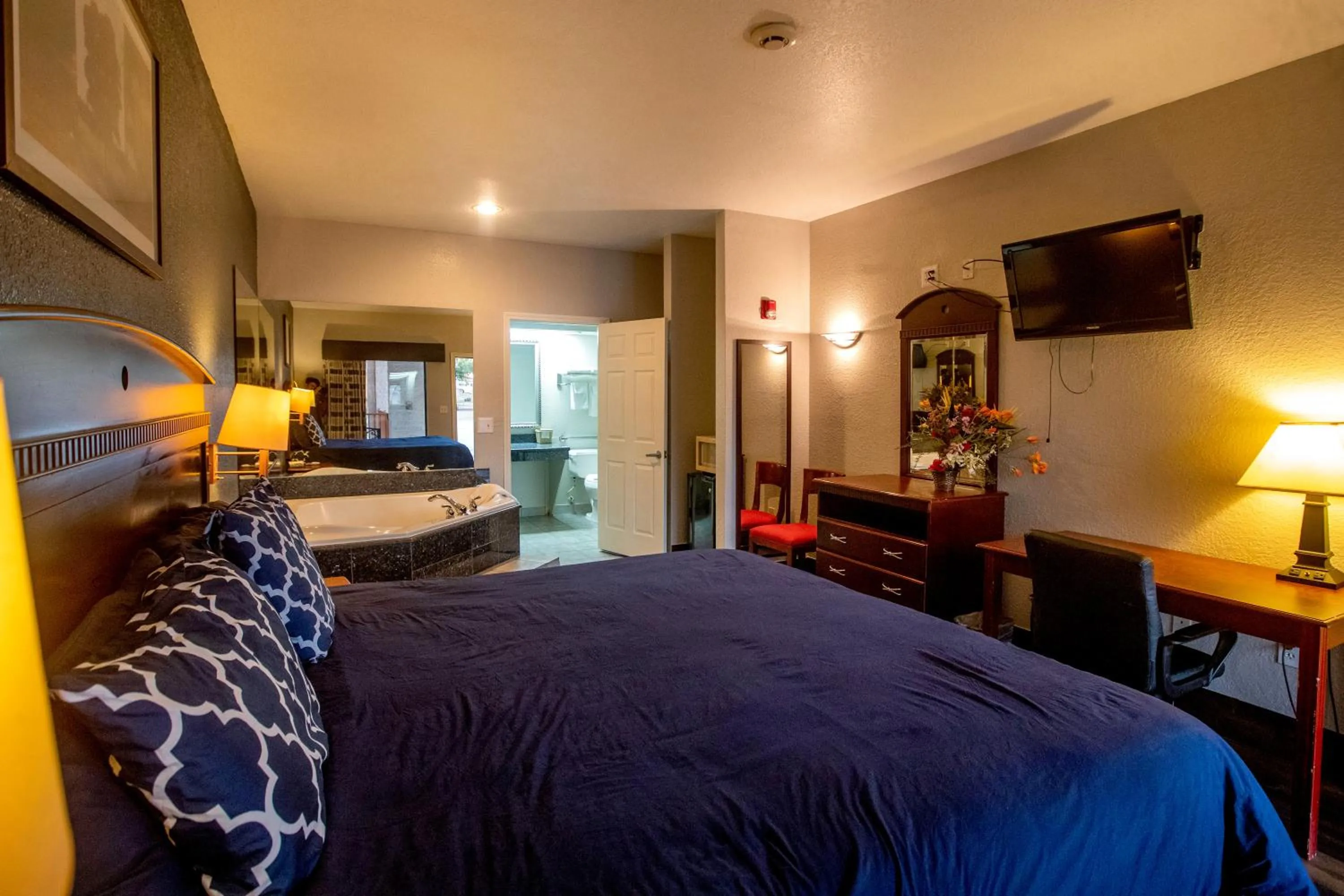 Bed in Magnolia Inn and Suites