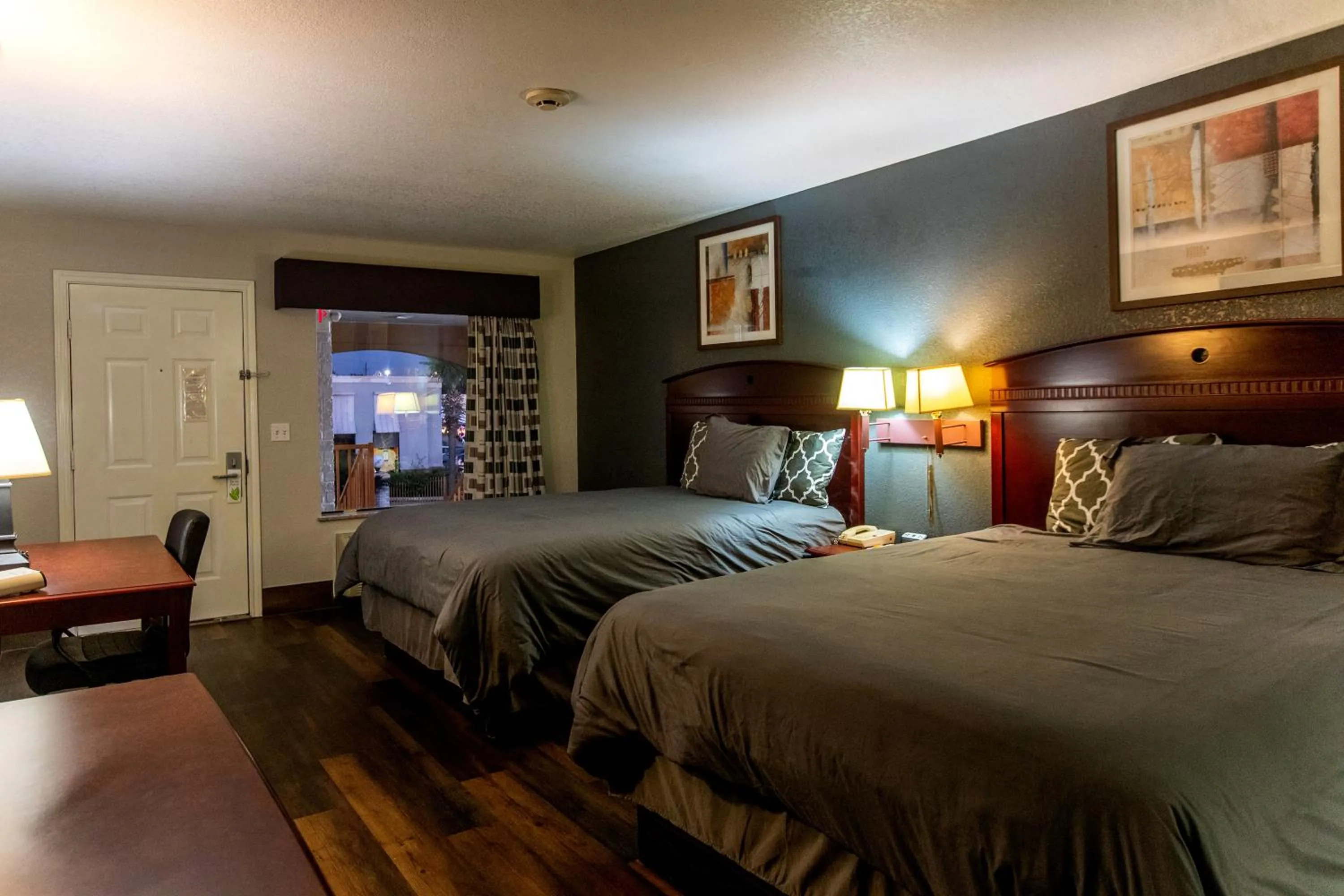 Bed in Magnolia Inn and Suites