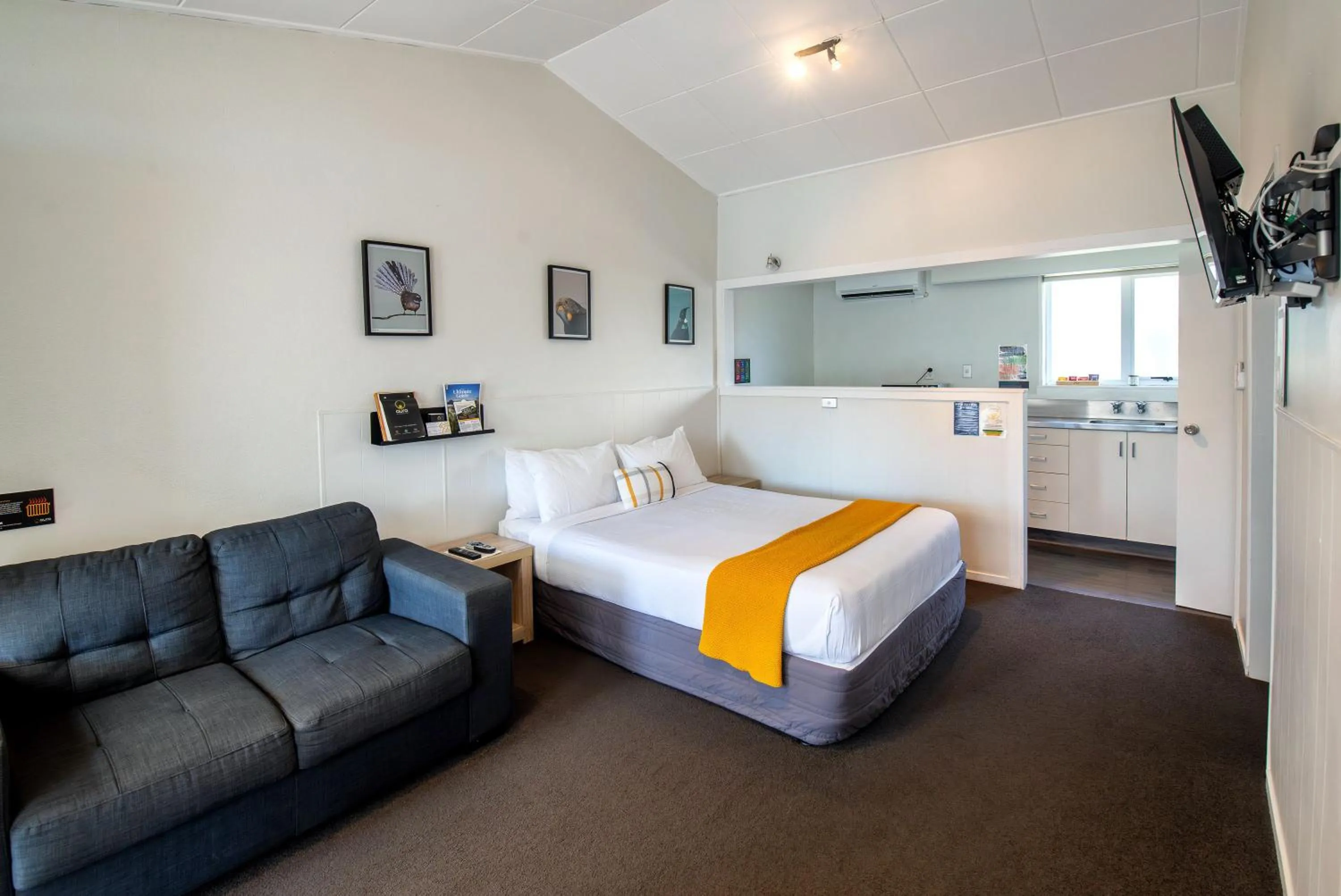 Living room, Bed in Aura Accommodation