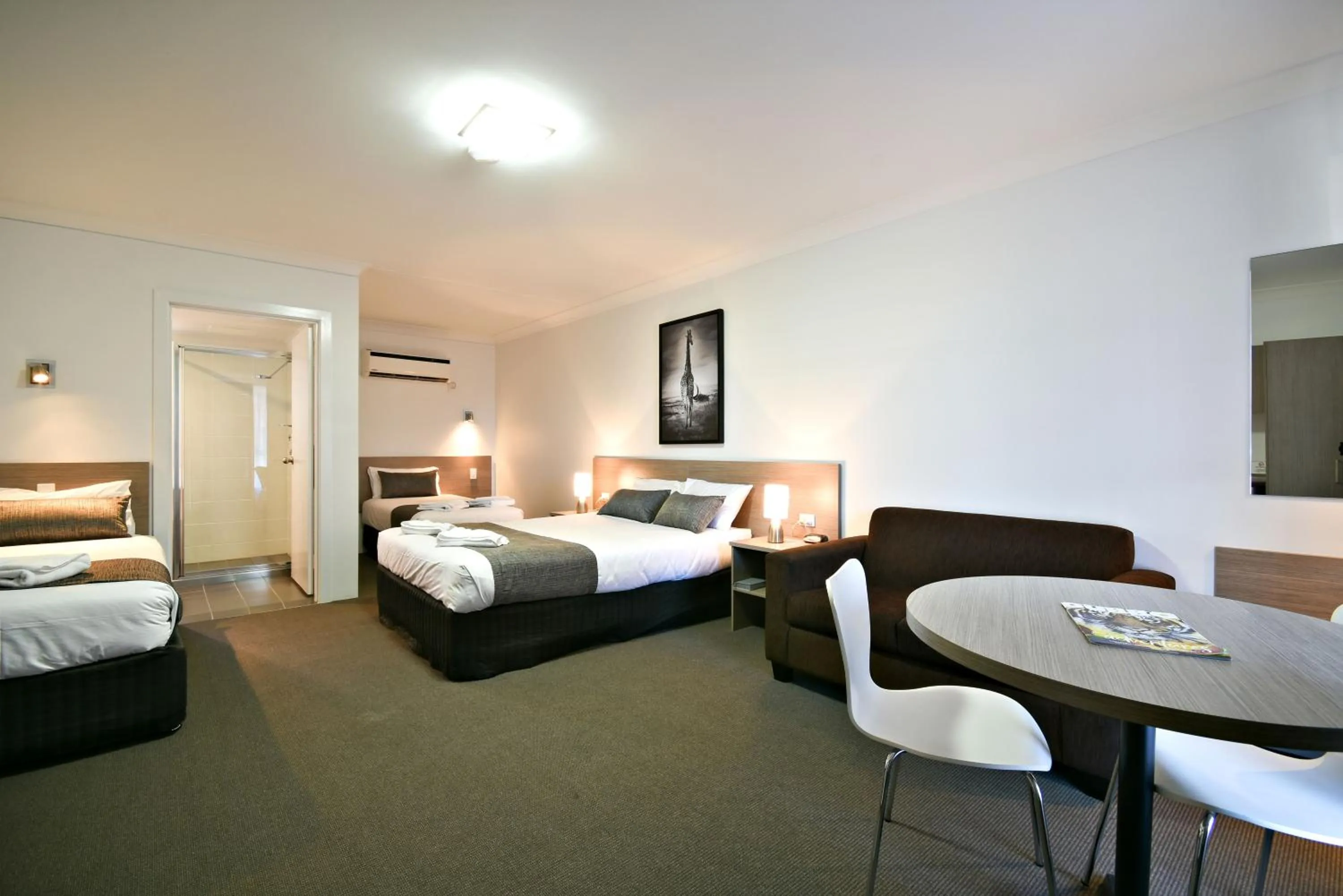 Dining area, Bed in The Aberdeen Motel