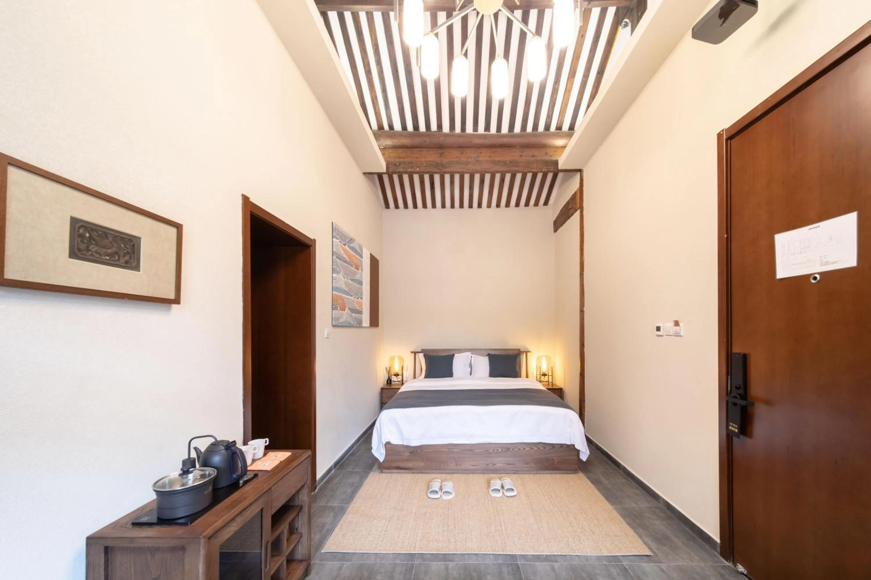 Photo of the whole room, Bed in Guipu Beihai Courtyard Hotel Beijing